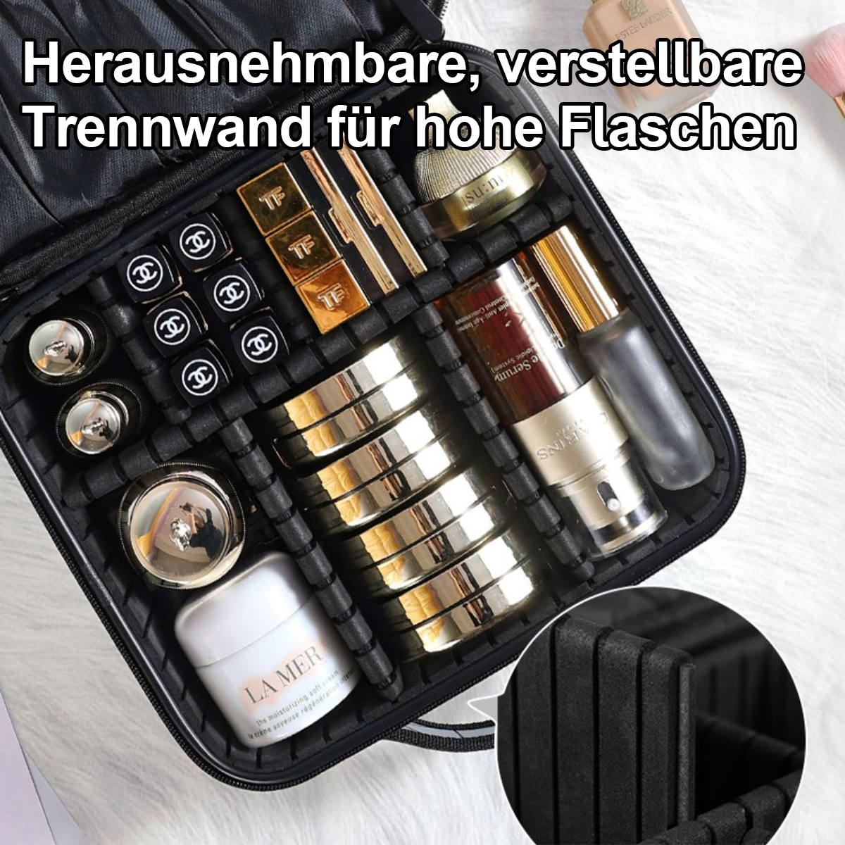 Ein schwarzer Schminkkoffer mit verschiedenen Kosmetika. Enthält Lippenstifte, Puder, Cremes und Flaschen, organisiert mit Trennwänden.