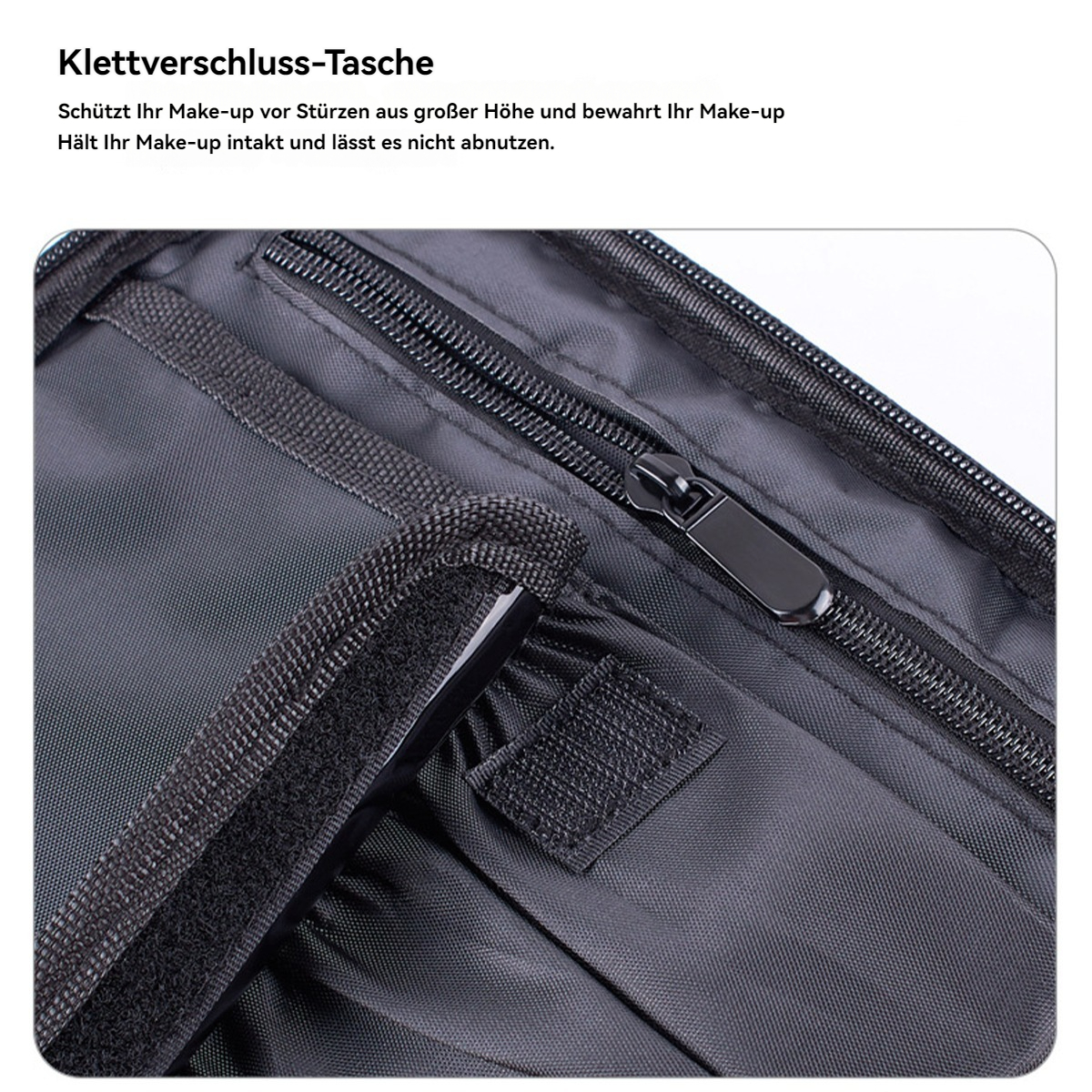 Nahaufnahme einer schwarzen Make-up-Tasche mit Reißverschluss und Klettverschlüssen. Die Tasche ist offen und zeigt Innenfächer.