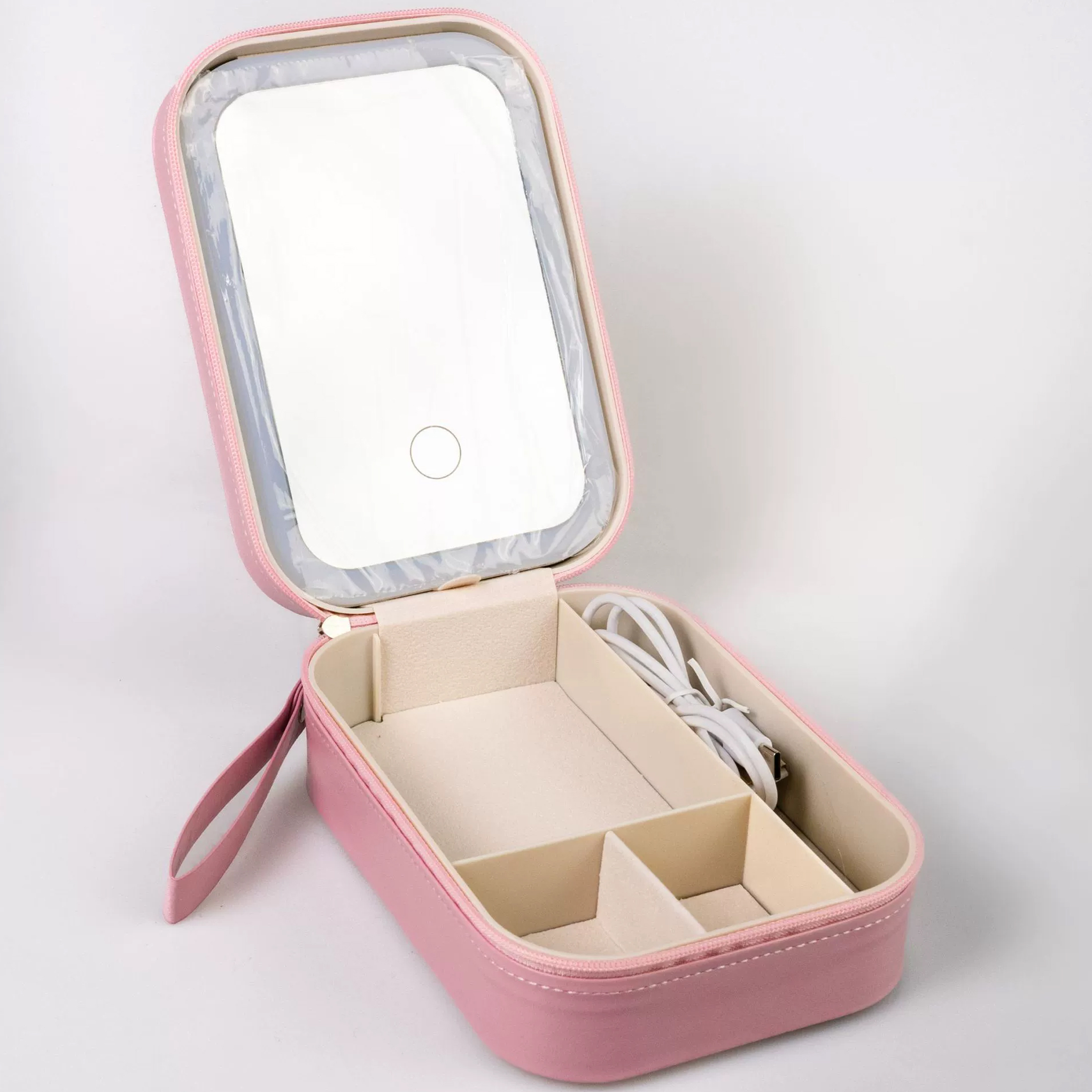 Rosa offene Schminktasche mit Spiegel, Fächern und weißem Kabel. Die Tasche liegt auf weißem Untergrund.