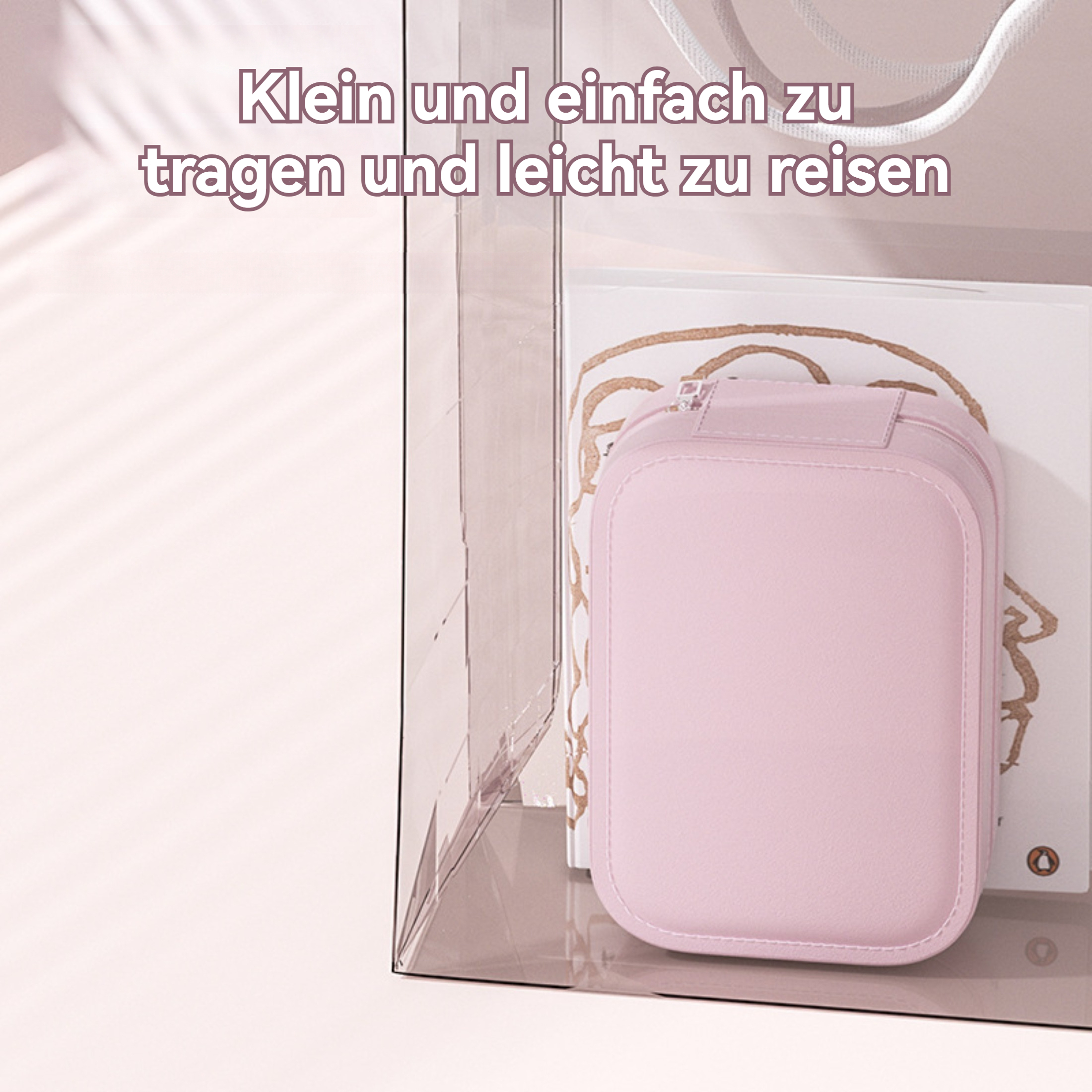 Eine rosa Reisetasche in einer durchsichtigen Tasche. Text: klein und leicht zu tragen und zu reisen. Weißer Hintergrund.
