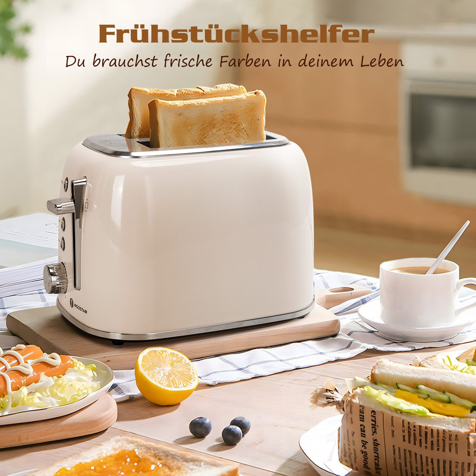 Ein beigefarbener Toaster mit Toast, eine Tasse Kaffee, ein Sandwich, eine Zitrone und Blaubeeren auf einem Holztisch.