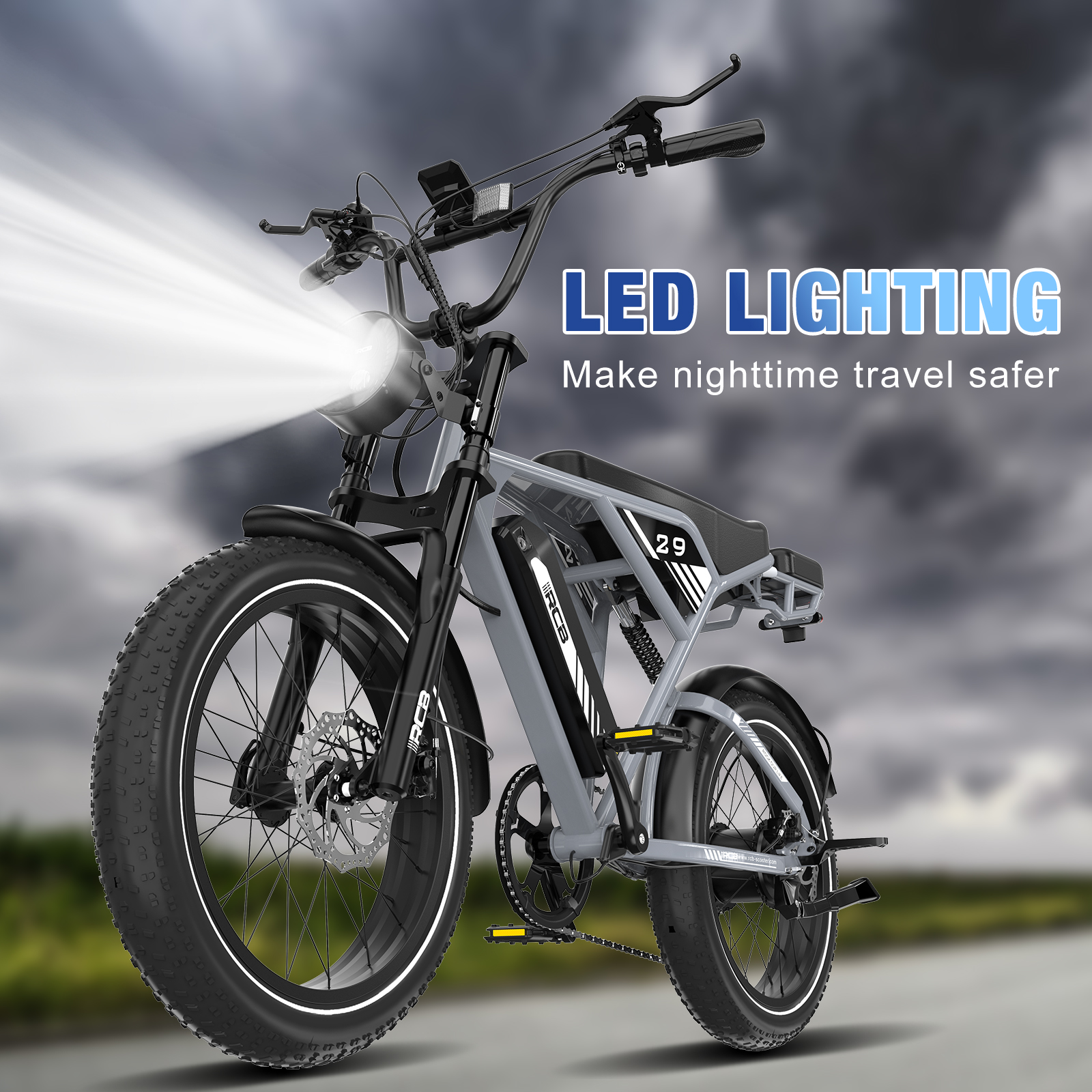 Een elektrische fiets met heldere LED-koplamp wordt getoond. De fiets is grijs en zwart, met dikke banden en een 29 op de zitting.