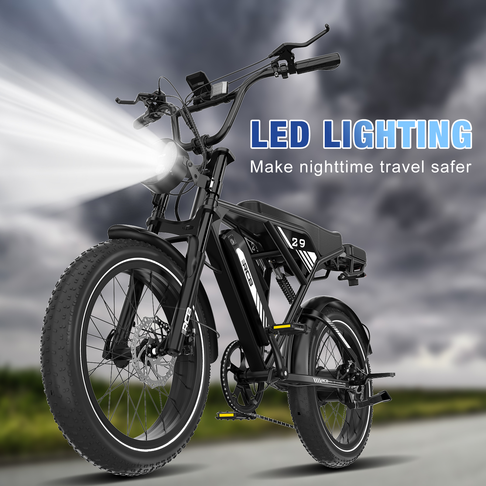 Zwarte elektrische fiets met LED-koplamp op een weg. Tekst luidt: LED VERLICHTING, maak nachtreizen veiliger.