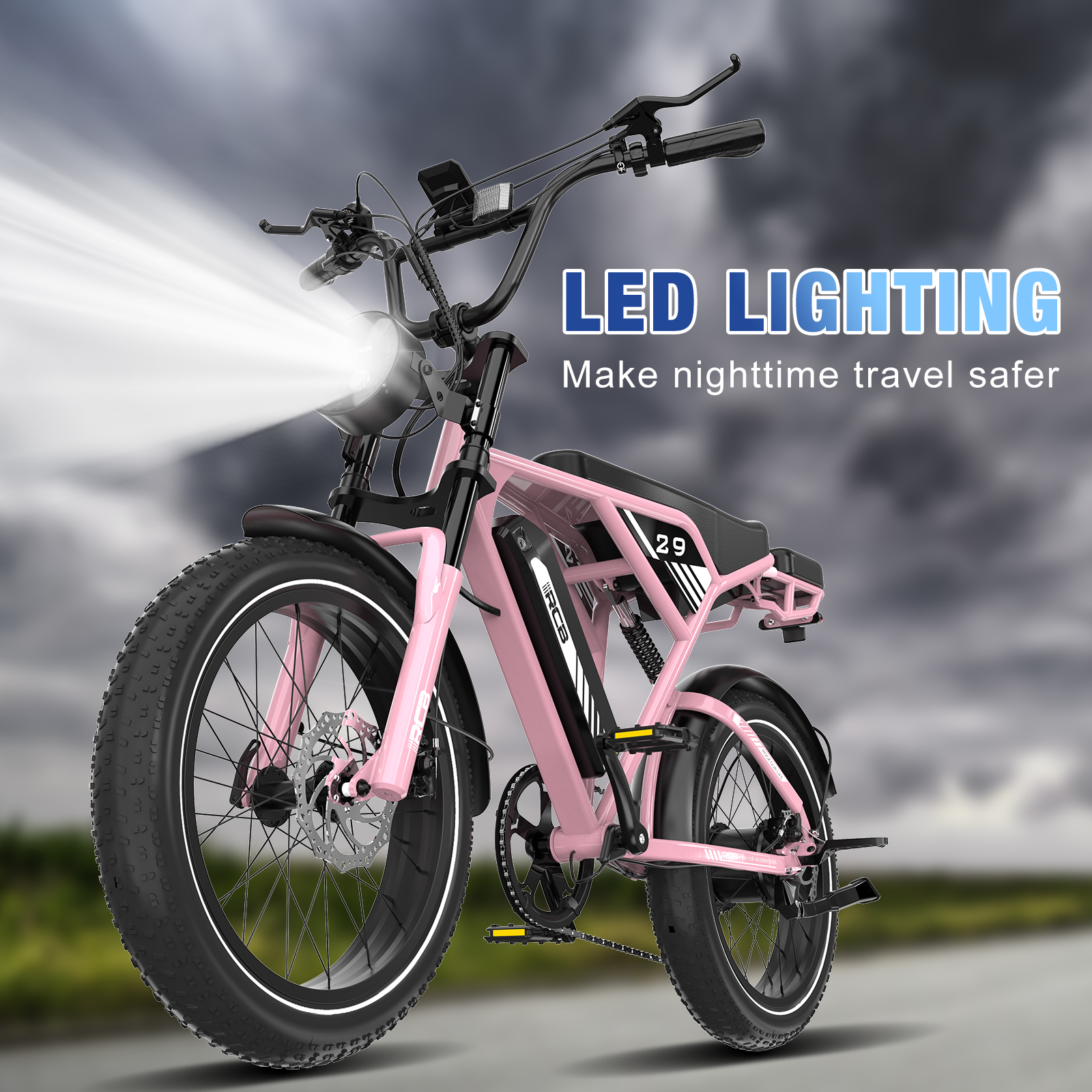 Roze elektrische fiets met heldere koplamp, op een weg met een bewolkte lucht. De tekst op de fiets zegt "LED VERLICHTING".
