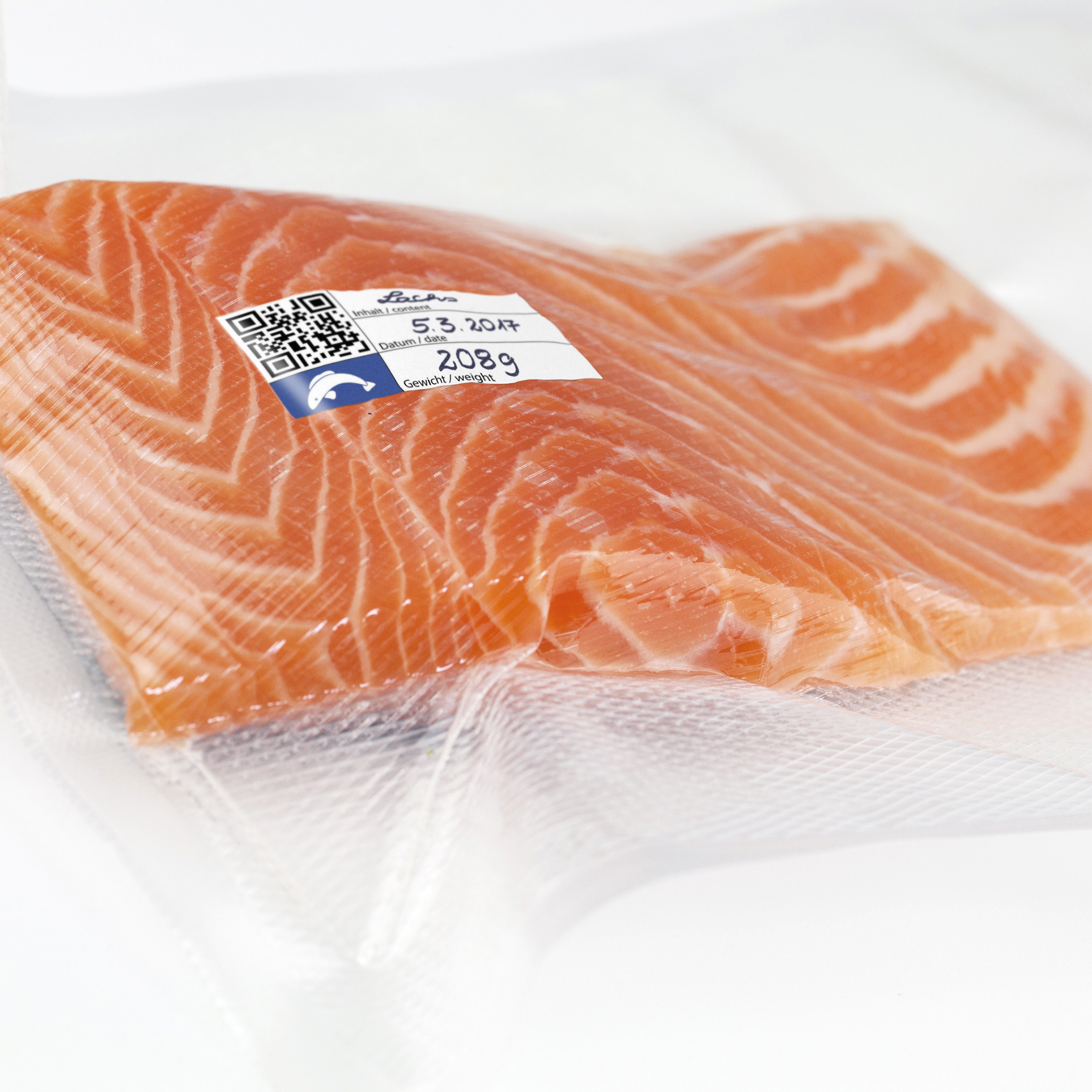Un filetto di salmone in confezione di plastica trasparente. Etichetta con peso, data e codice QR.