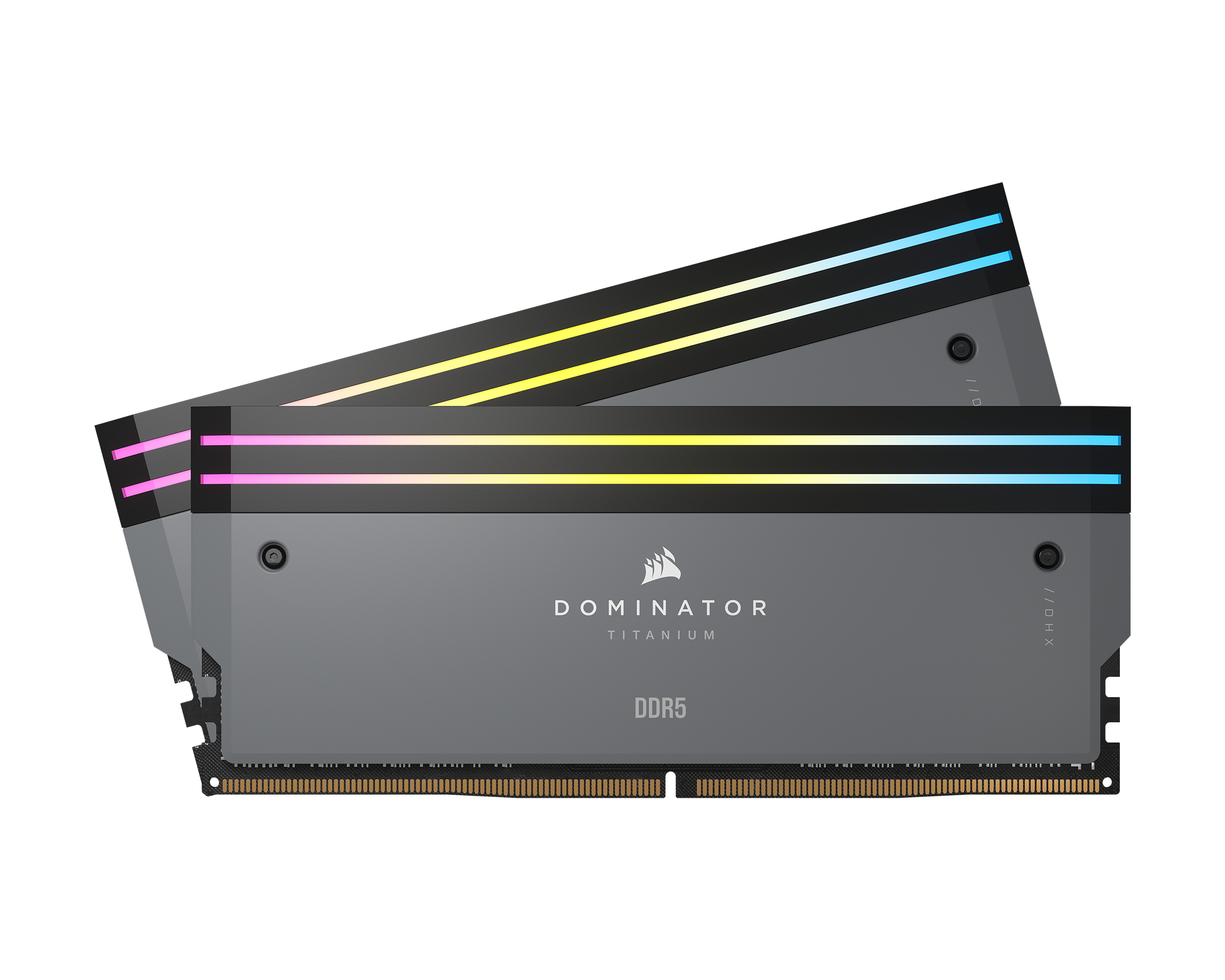 Dwa moduły RAM. Szare z podświetleniem RGB. Z przodu napis 'DOMINATOR TITANIUM DDR5'. Czarne i złote złącza.