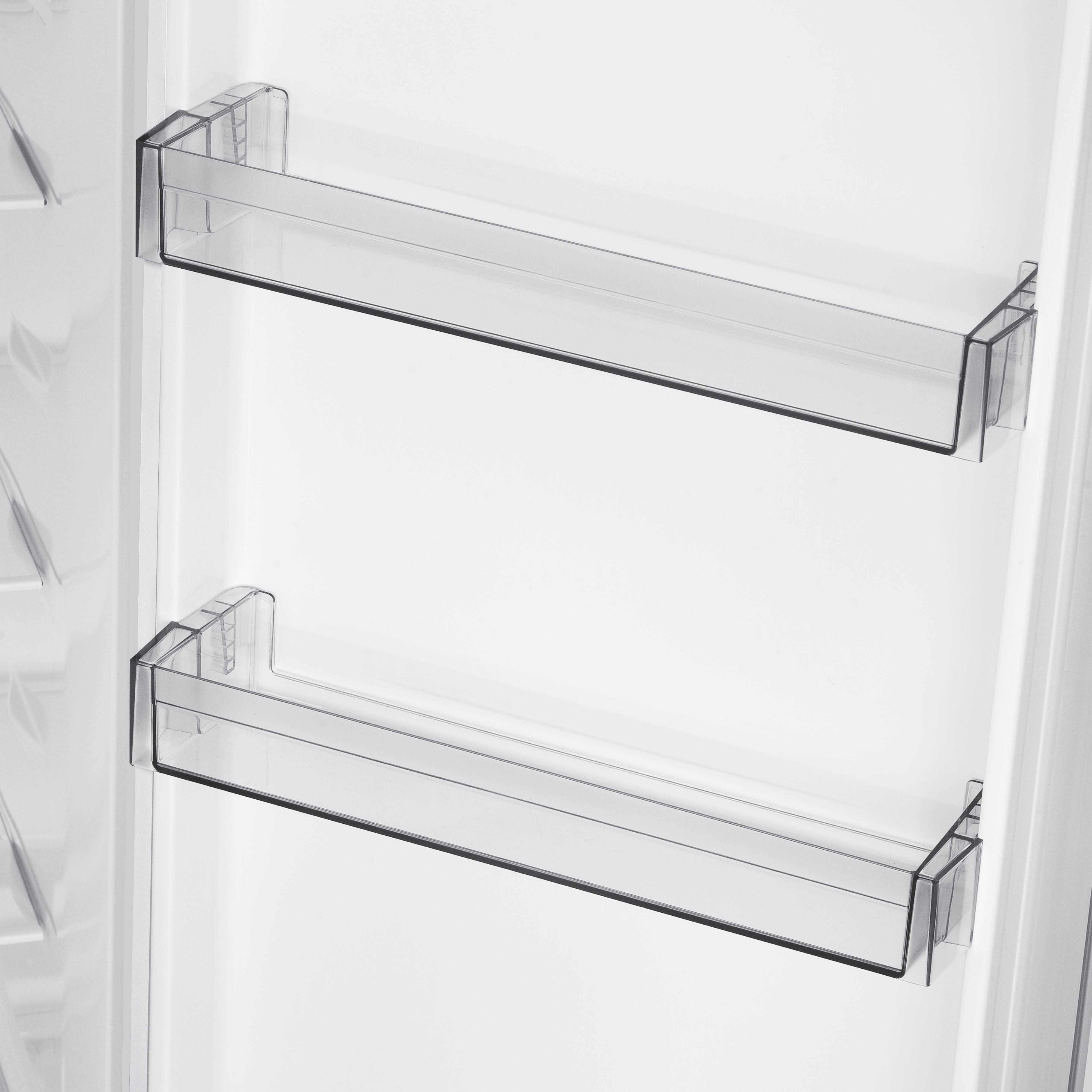 In een witte koelkast bevinden zich twee doorzichtige plastic planken. De achtergrond is wit.