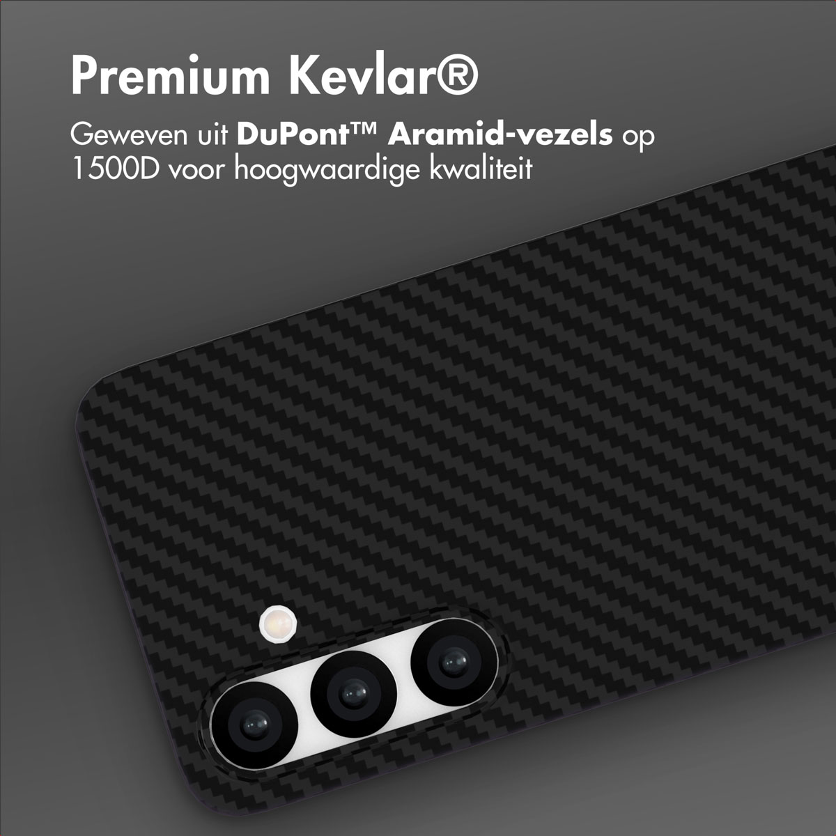 Gros plan sur une coque de téléphone avec un motif en fibre de carbone. Le téléphone a trois objectifs et un flash. Texte en haut.