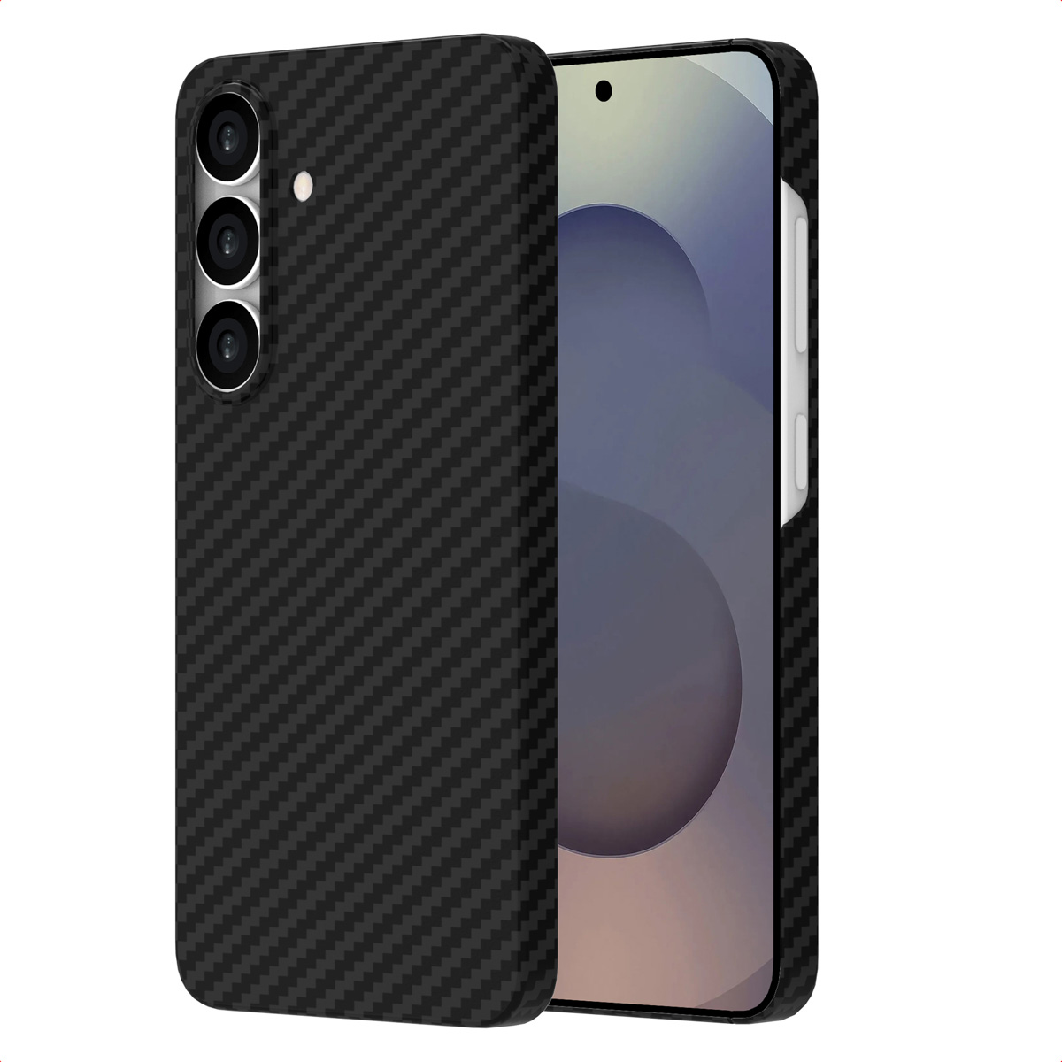 Een smartphone met een zwarte koolstofvezel hoes. De telefoon is gedeeltelijk zichtbaar en toont het scherm en de camera.