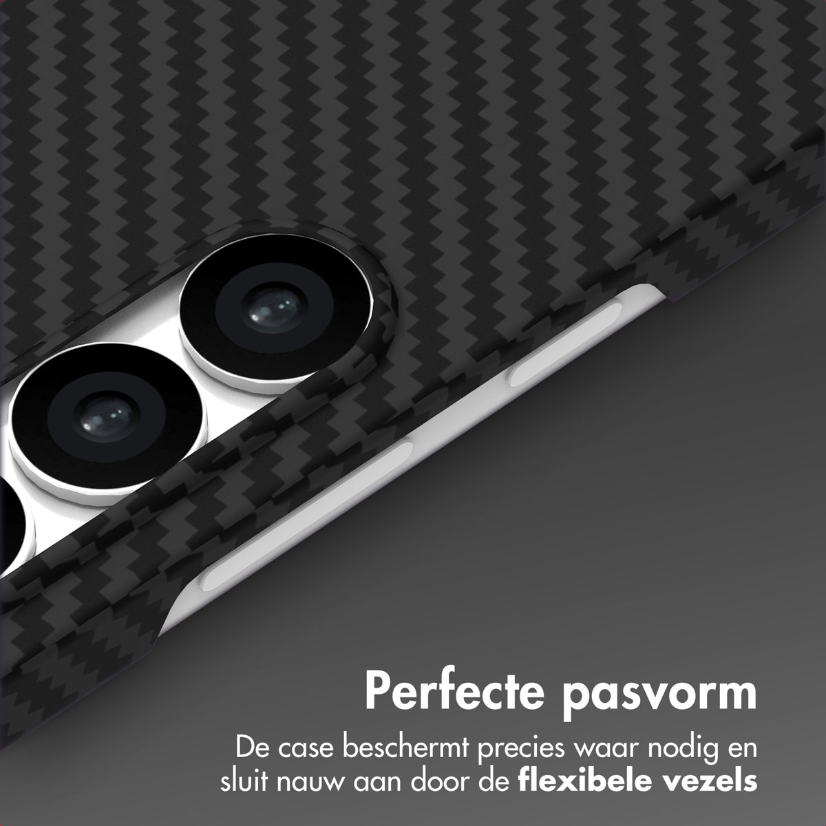 Close-up van een telefoon met een zwarte carbon fiber case. Zichtbaar zijn cameralenzen en een wit frame. Tekst: 'Perfecte pasvorm'.