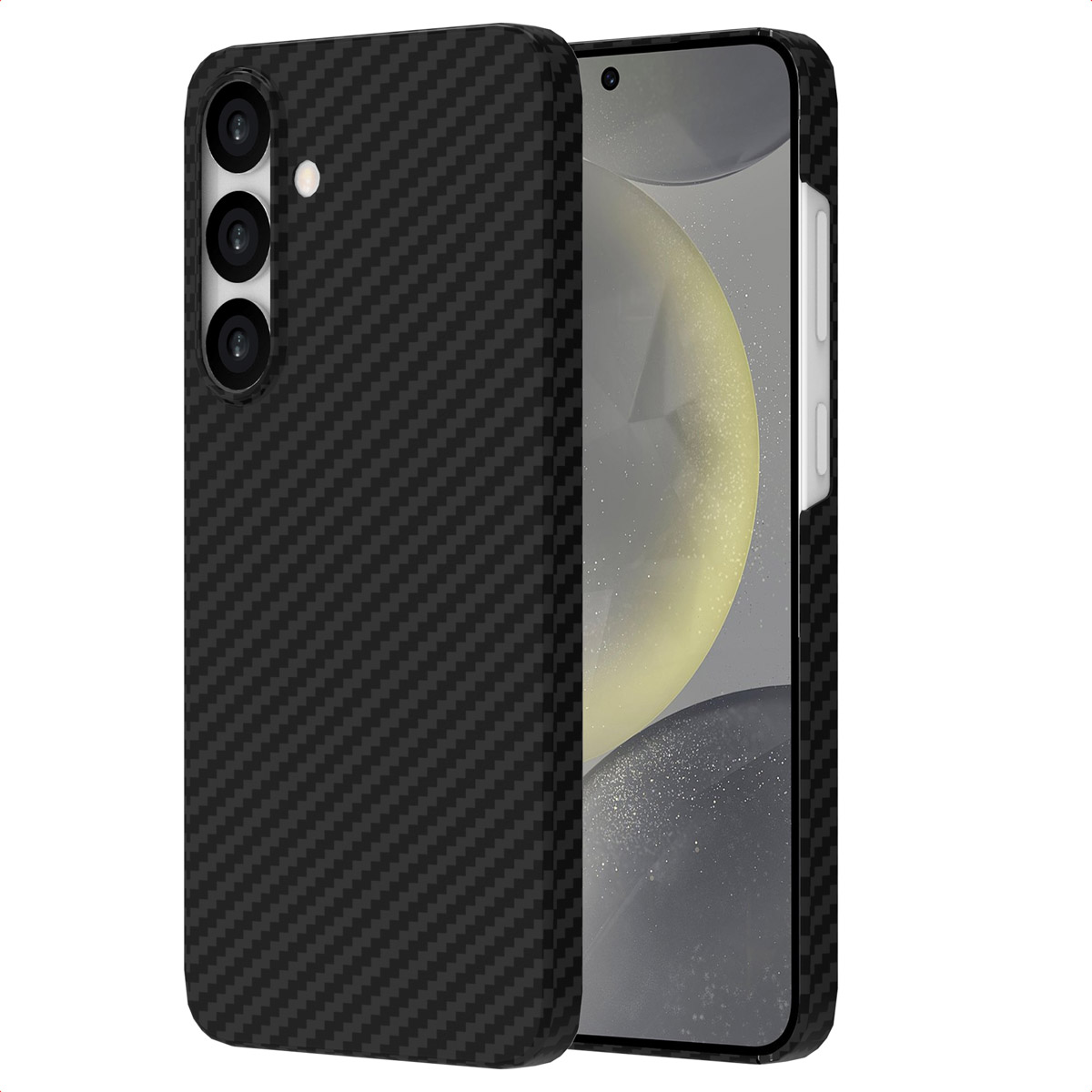 Un téléphone noir avec un étui en texture fibre de carbone est montré, révélant partiellement l'écran du téléphone. Le téléphone a trois objectifs d'appareil photo.
