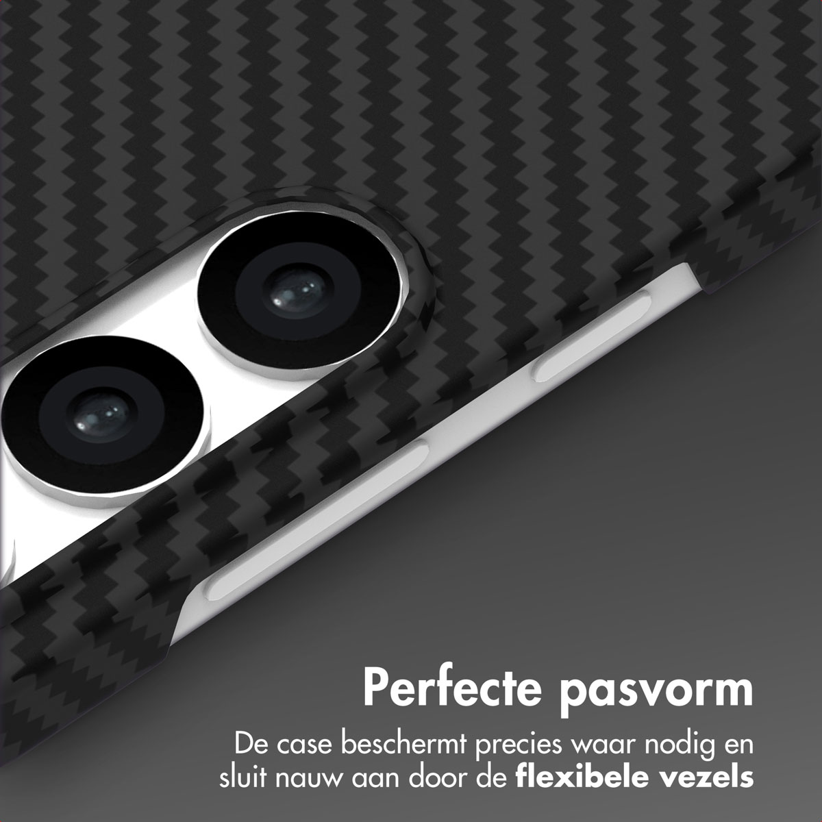 Gros plan sur une coque de smartphone. La coque a une texture en fibre de carbone, avec des lentilles de caméra visibles. Le fond est gris foncé.