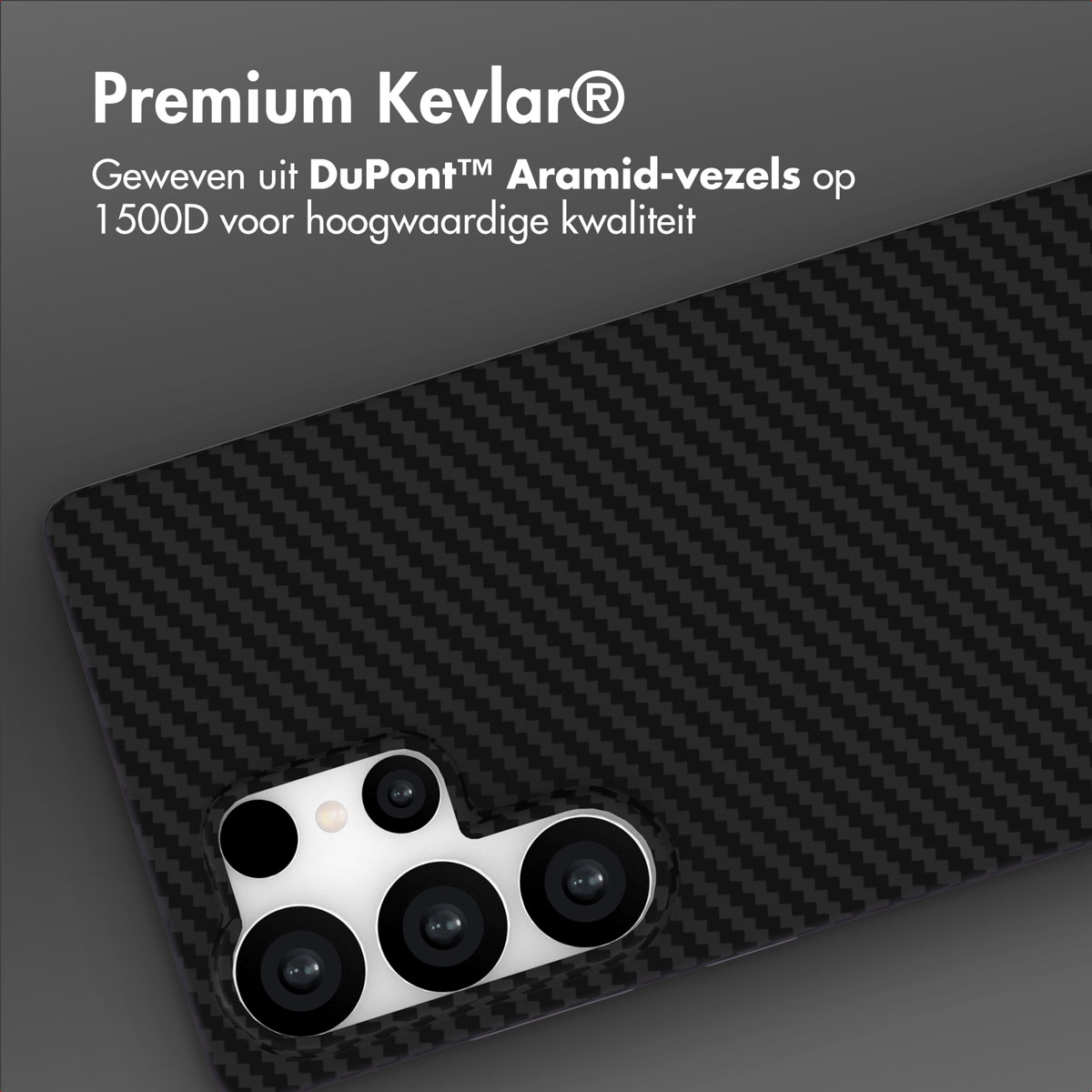 Un primo piano mostra una trama in fibra di carbonio nera. È visibile la serie di fotocamere di un telefono, con più obiettivi. Testo: Premium Kevlar.
