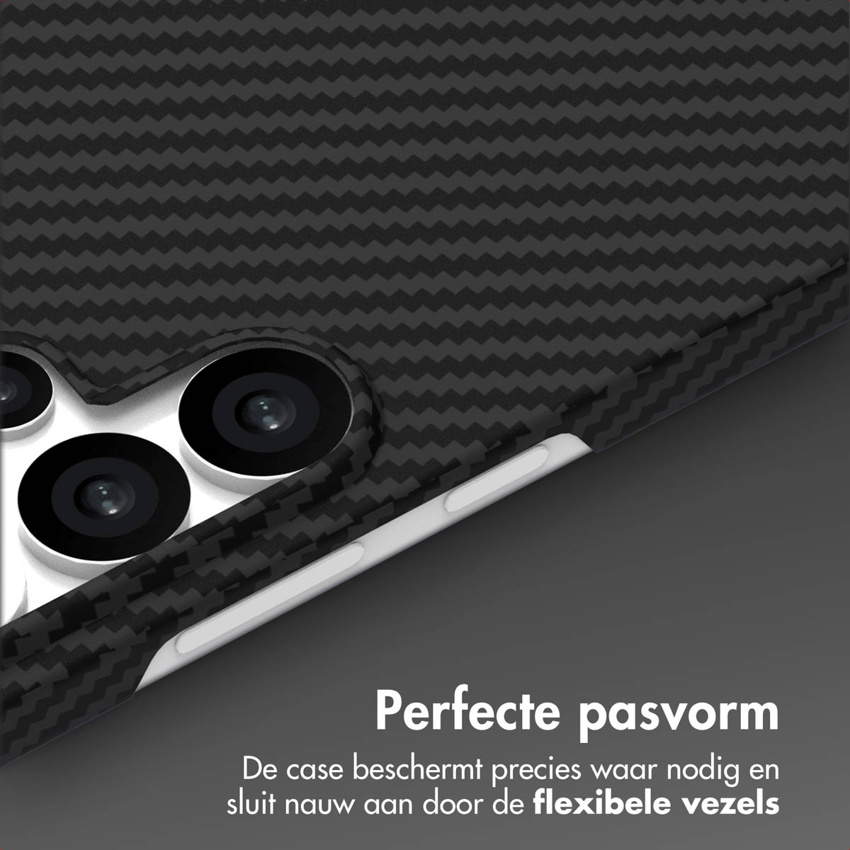 Primo piano di una custodia per telefono con obiettivi della fotocamera. La custodia è nera con trama in fibra di carbonio. Testo in olandese: Vestibilità perfetta.