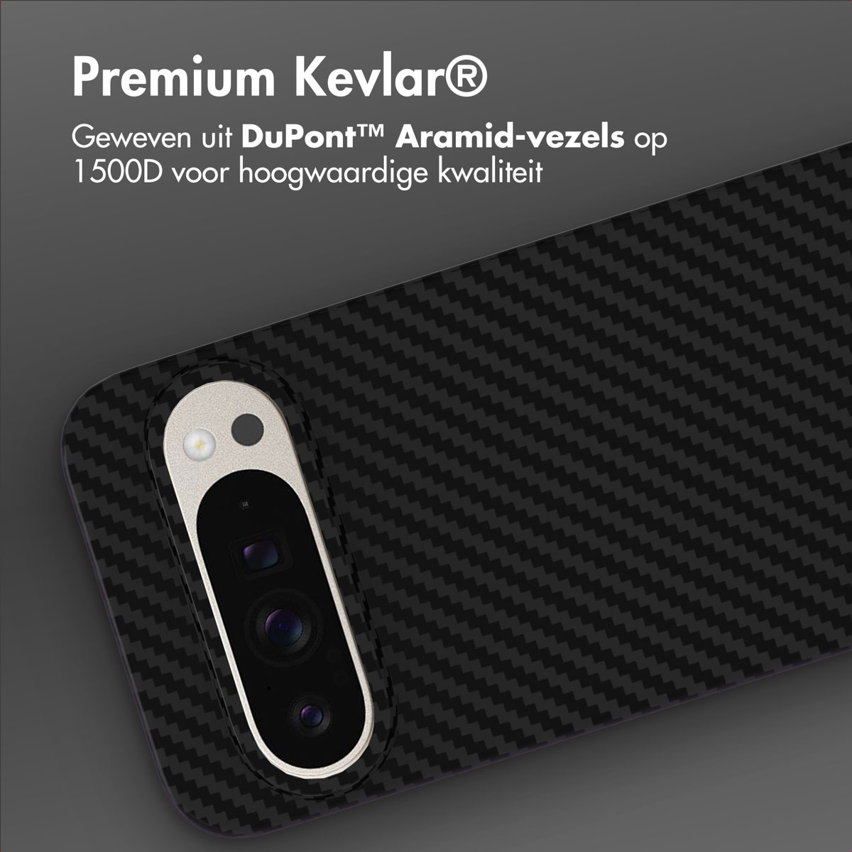 Nahaufnahme eines Telefons mit schwarzem Karbonfaser-Rückteil. Kameralinsen und ein Blitz sind sichtbar. Text: Premium Kevlar®.