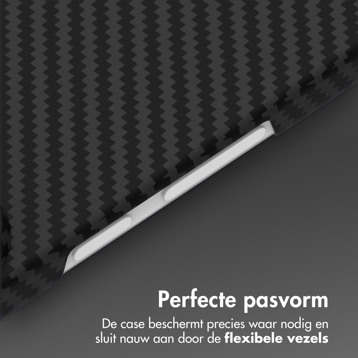 Nahaufnahme einer schwarzen strukturierten Oberfläche mit einem weißen Streifen und dem Text 'Perfekte Passform'. Es ist eine Handyhülle.