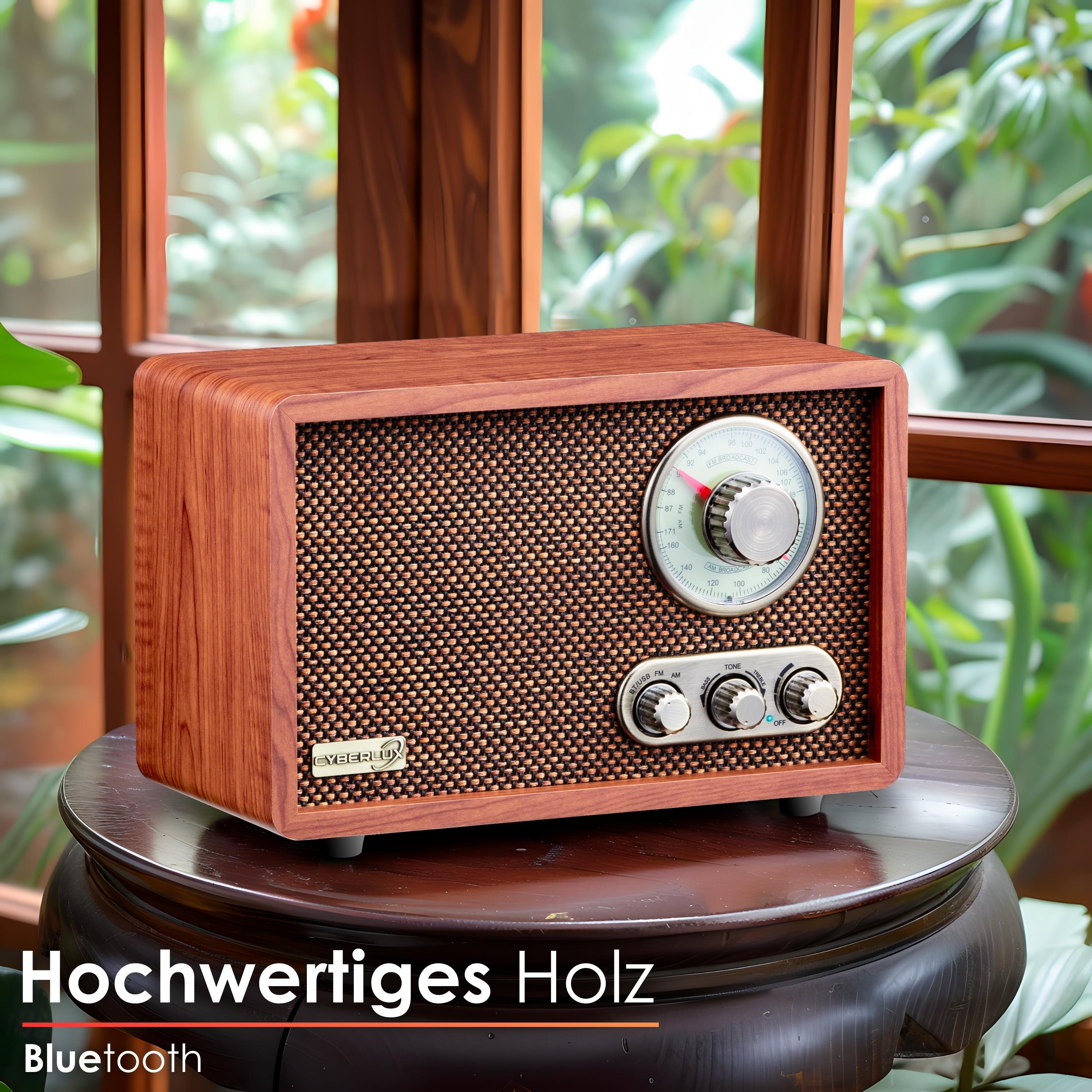 Ein Holz-Radio mit Zifferblatt und Knöpfen. Es steht auf einem dunklen Holztisch mit grünem Hintergrund.