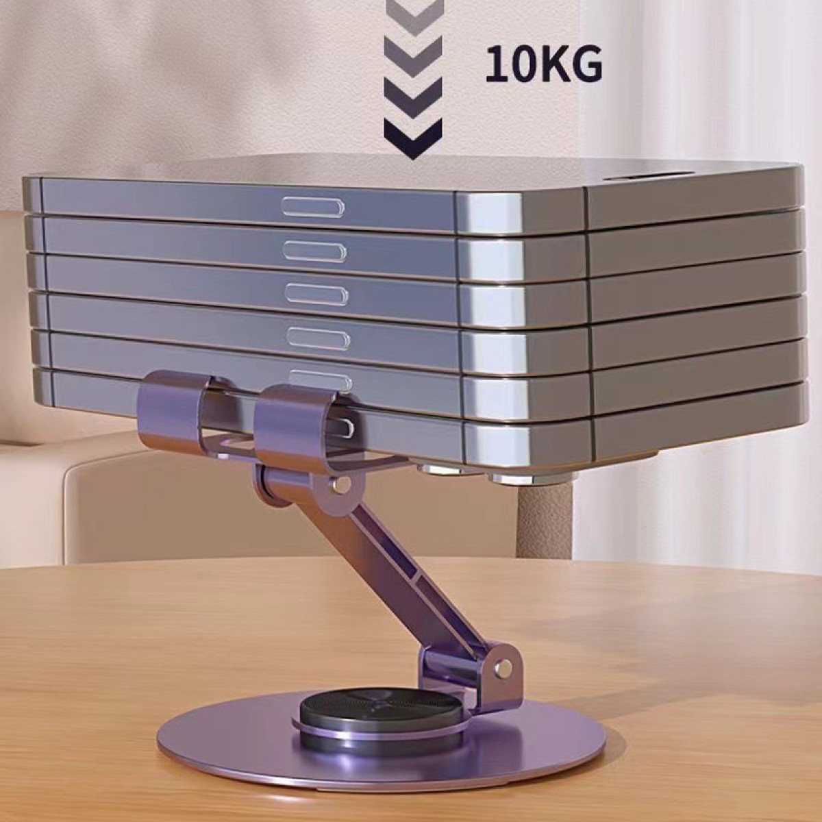 Fioletowy stojak na telefon podtrzymuje srebrne płyty. Okrągła podstawa i kątowe ramię trzymają płyty. Stojak stoi na drewnianym stole.