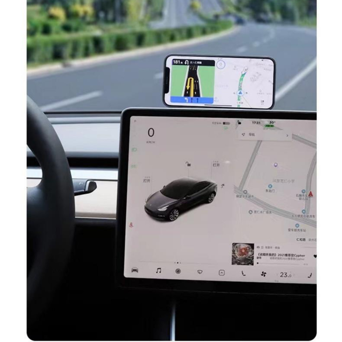 Deska rozdzielcza z telefonem z nawigacją, model samochodu na ekranie i drogą w tle.