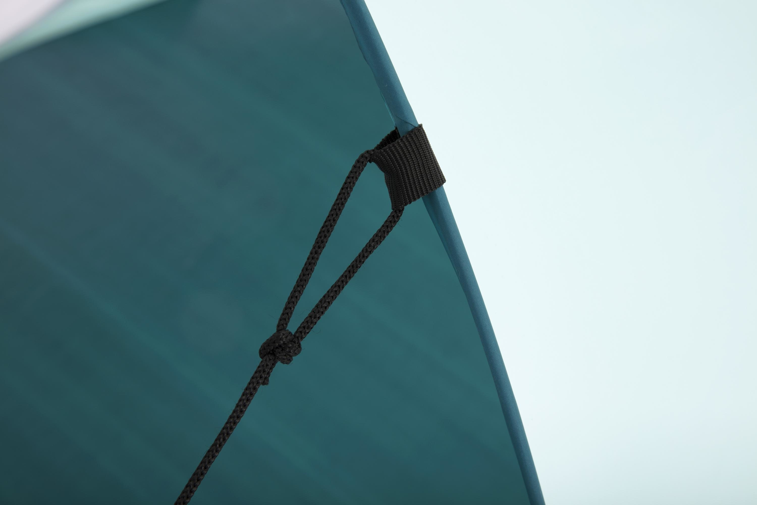 Close-up van een hoek van een tent. Zwart touw en stof zijn bevestigd aan het teal-kleurige materiaal van de tent, met een witte achtergrond.