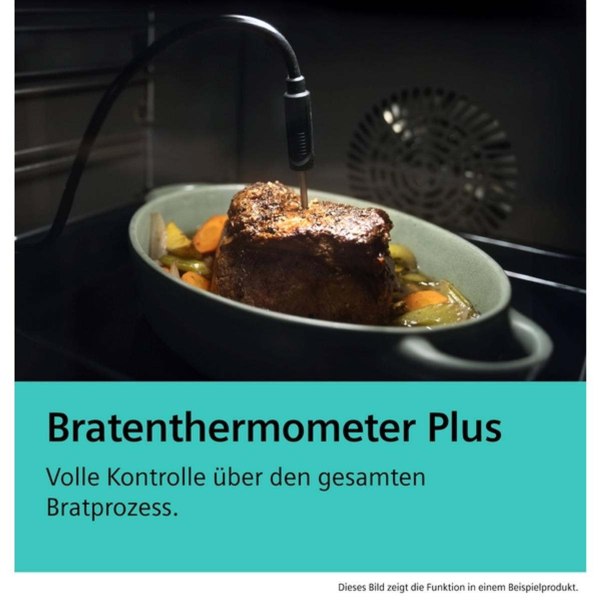 Een braadstuk met een thermometer in de oven. Groenten omringen het vlees. Een zwarte kabel verbindt de thermometer.
