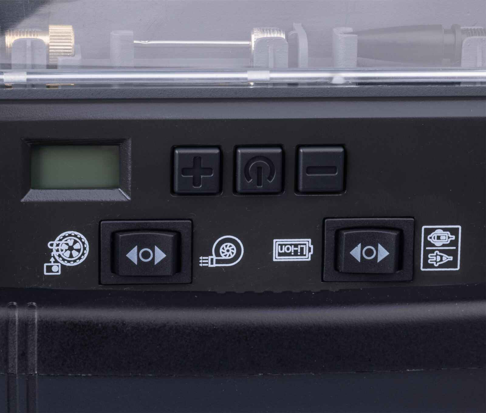Primo piano di un pannello di controllo nero. Dispone di pulsanti con simboli: più, accensione, meno, frecce, ventola e icona batteria agli ioni di litio.