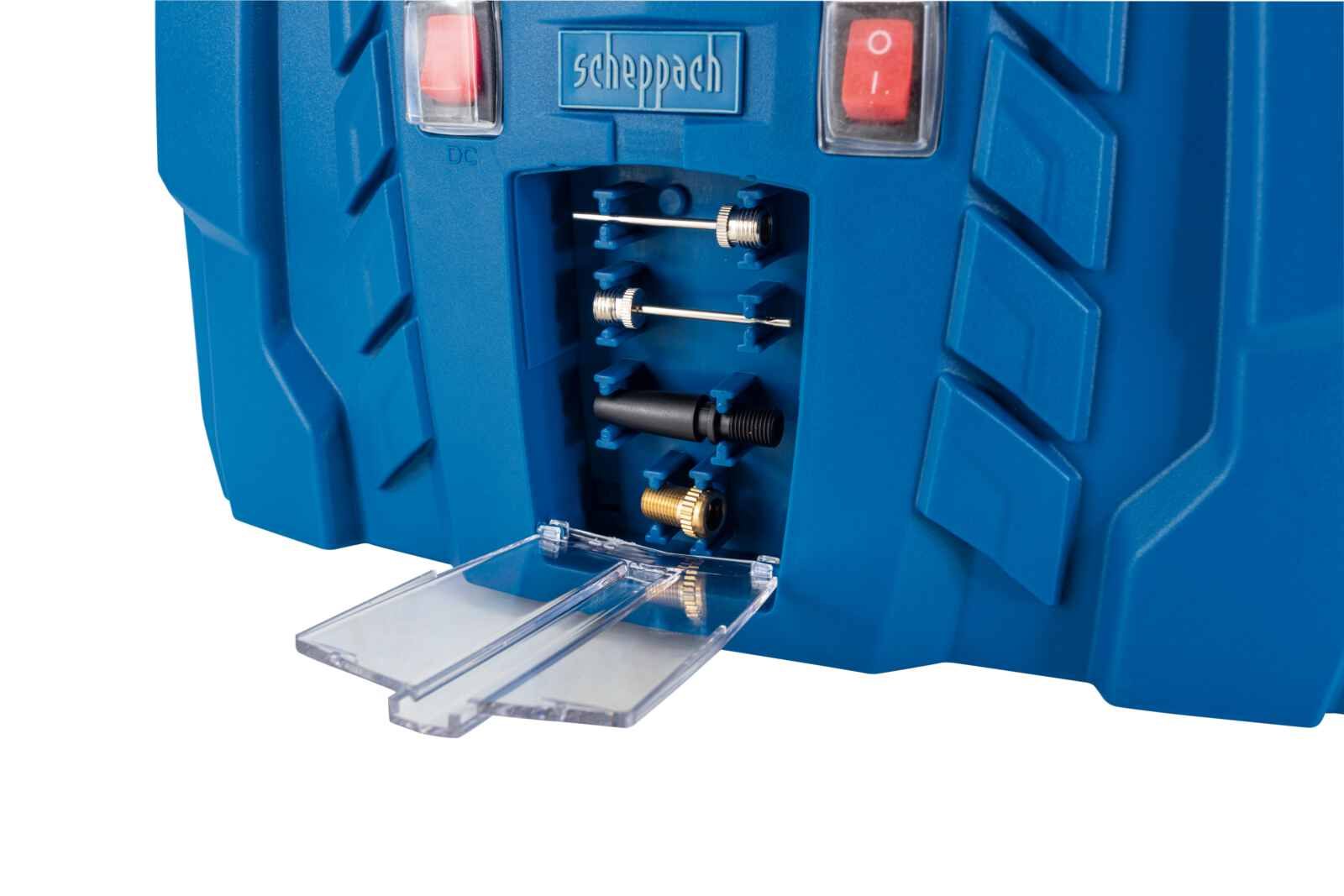 Primo piano di un compressore d'aria Scheppach blu. Include pulsanti di accensione rossi, accessori e un vano in plastica trasparente aperto.