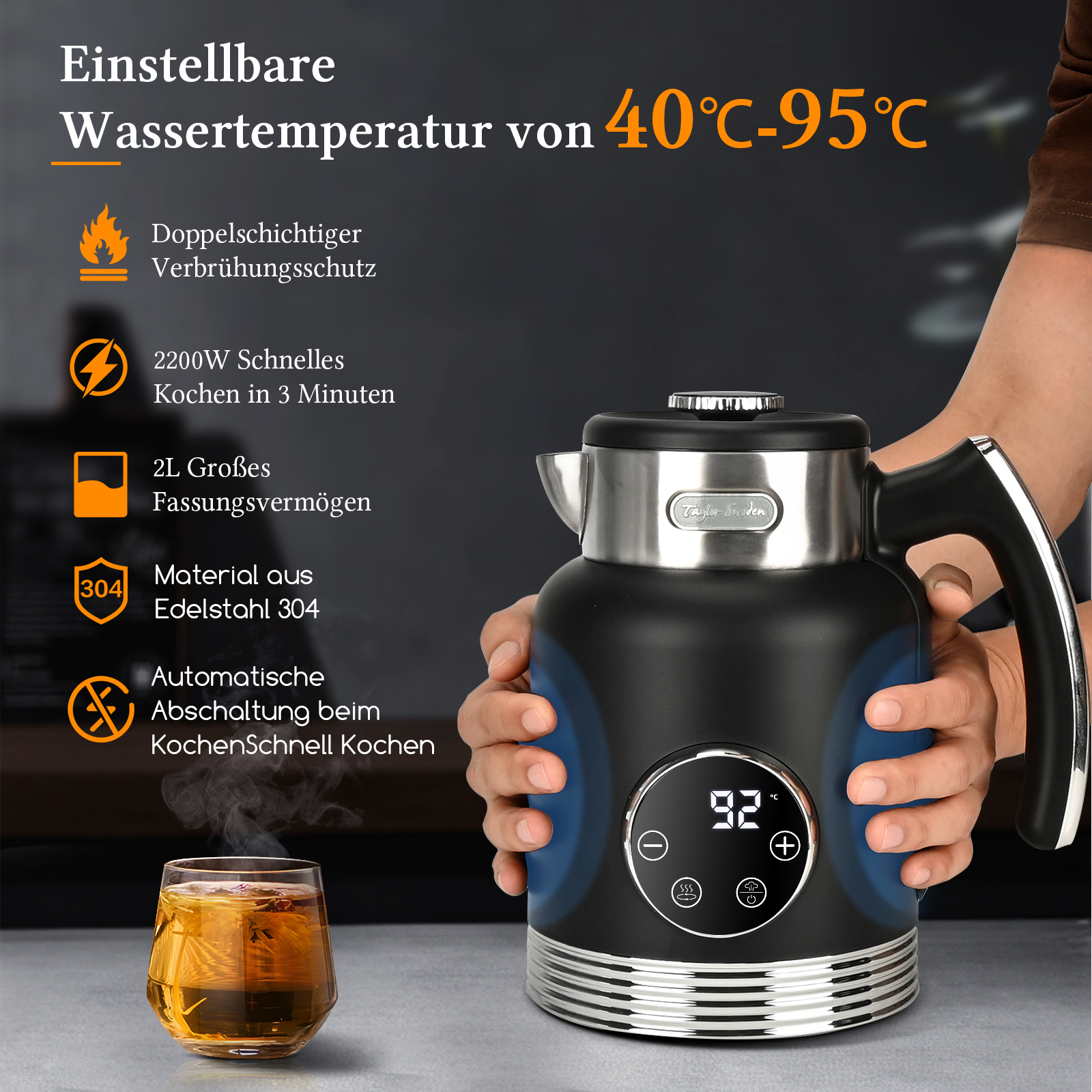 Ein schwarzer Wasserkocher zeigt die Temperatur. Ein Glas Tee steht davor. Text zeigt Eigenschaften, eine Hand hält den Kocher.