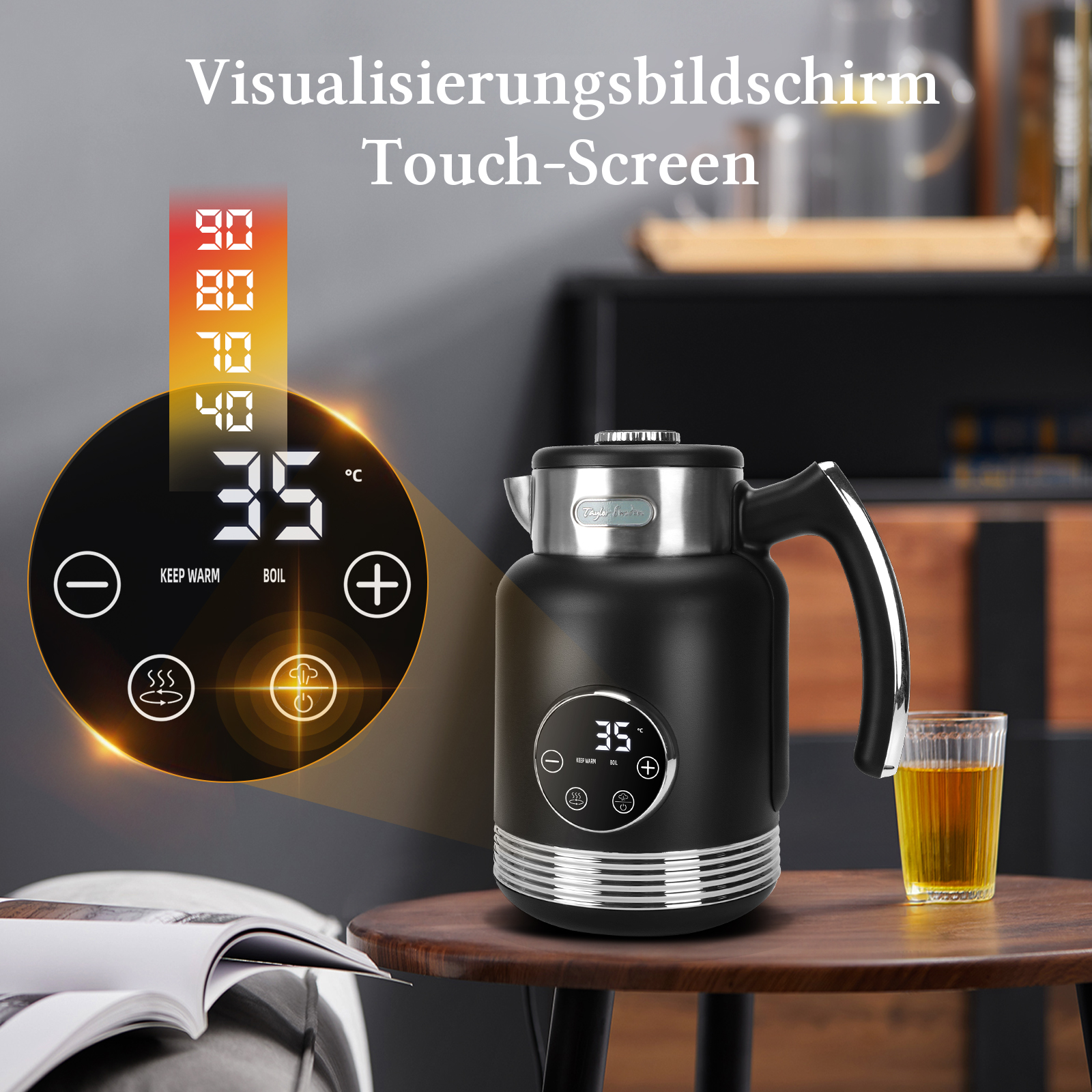 Ein schwarzer Wasserkocher mit Digitalanzeige. Ein Glas Tee steht auf einem Tisch.