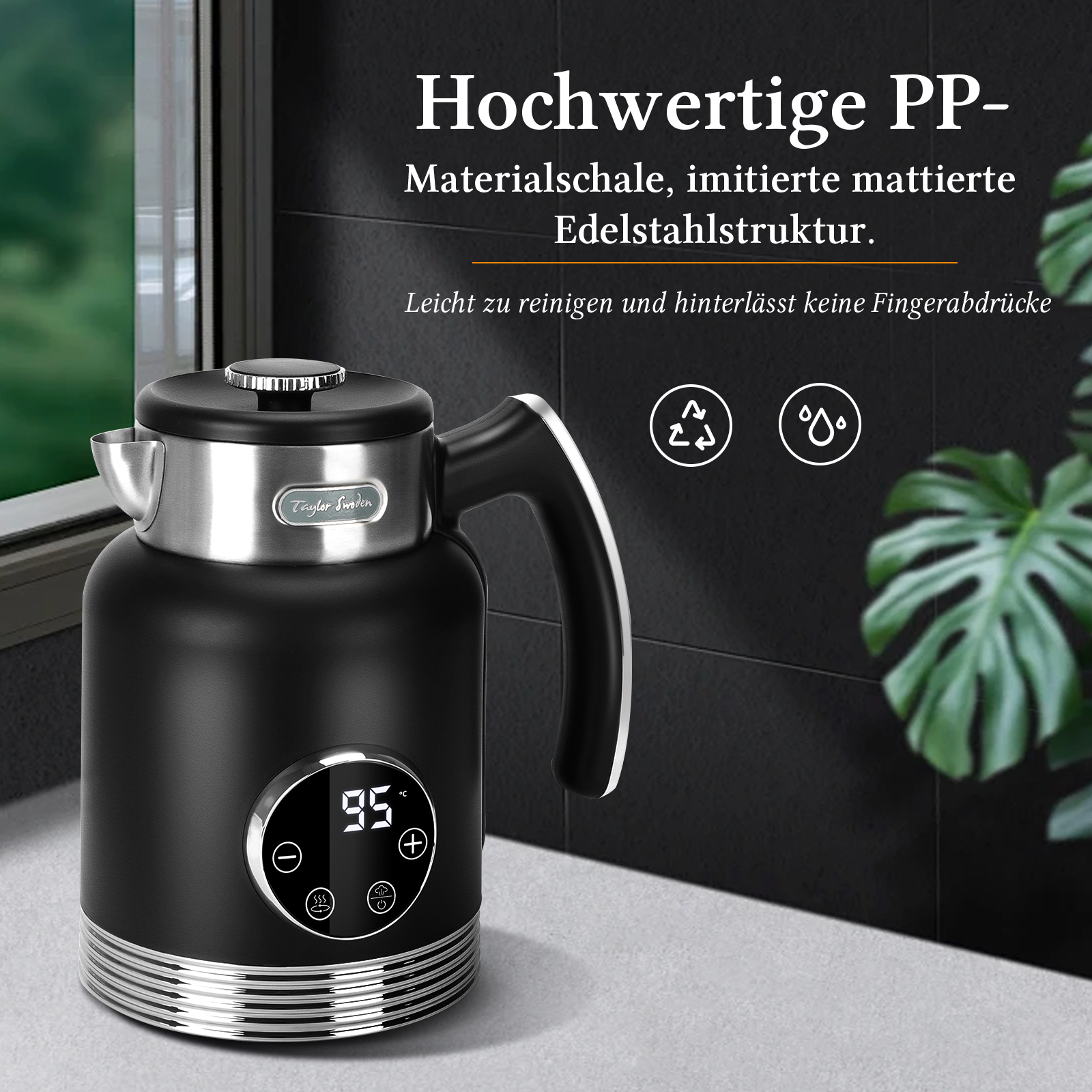 Ein schwarzer und silberner Wasserkocher mit LCD-Anzeige. Der Hintergrund ist eine dunkle Wand und eine Pflanze.