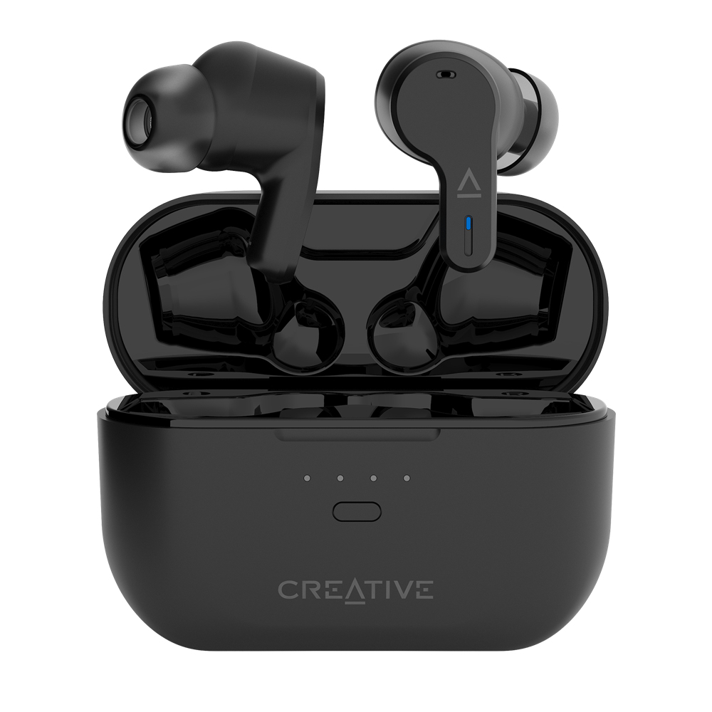 Auricolari wireless Creative neri e custodia di ricarica. Gli auricolari sono nella custodia. Custodia aperta. Sfondo bianco.