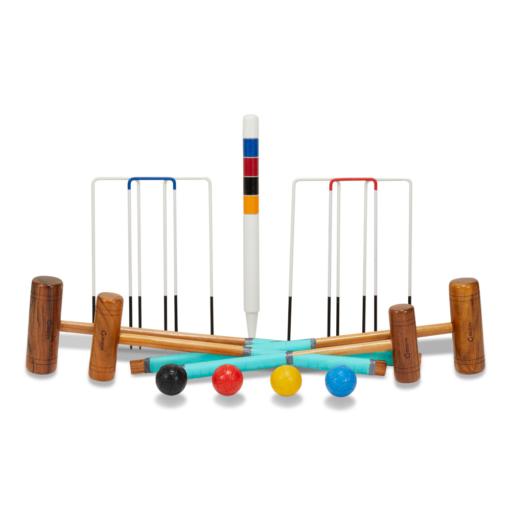 Krocket-Set mit Schlägern, Kugeln, Reifen und einem zentralen Pfahl. Die Kugeln sind schwarz, rot, gelb und blau. Schläger sind aus Holz.
