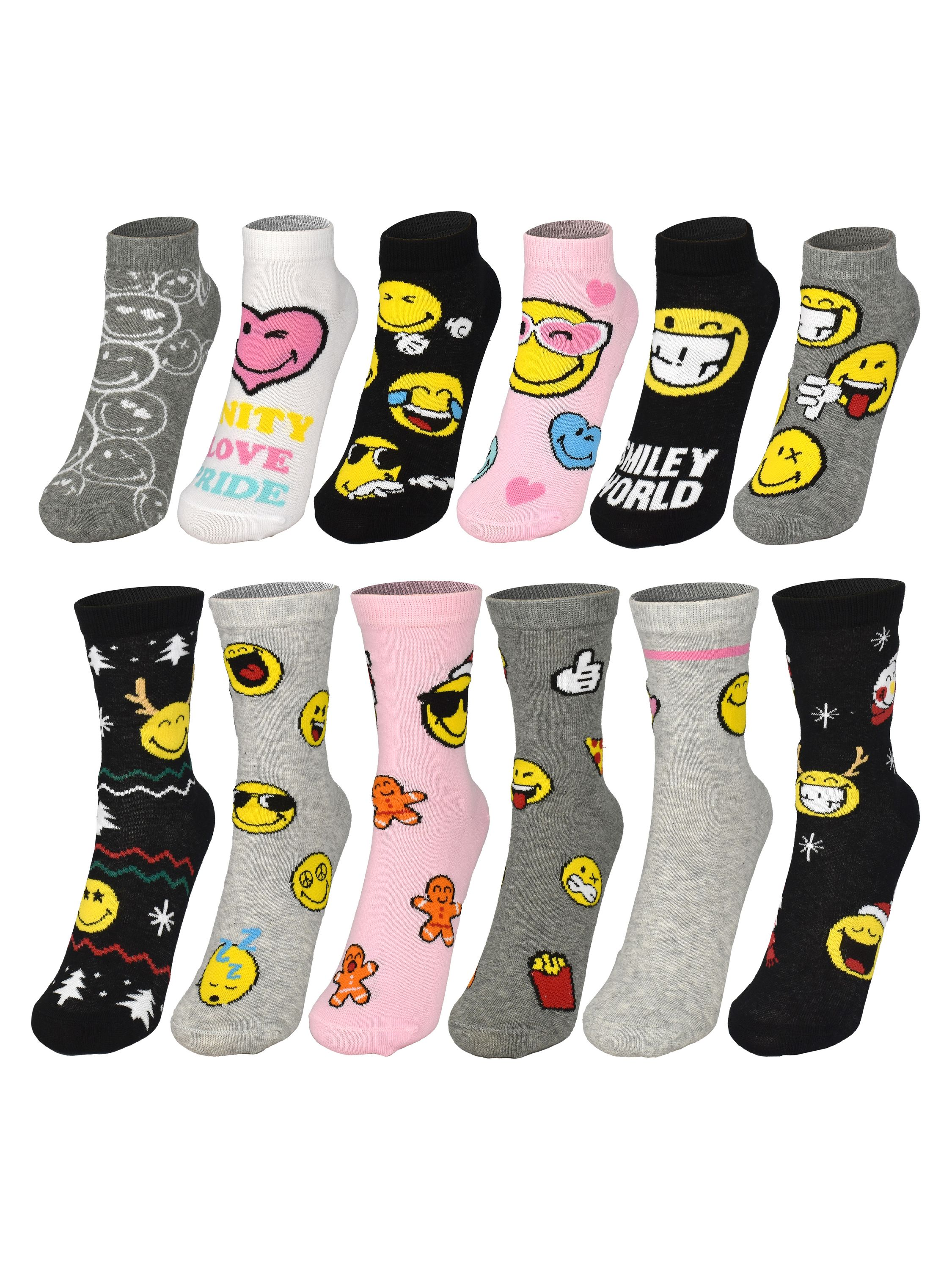 Reihe bunter Socken mit verschiedenen Smiley-Gesichtern und festlichen Mustern. Einige haben Herzen, Sonnenbrillen oder Weihnachtsmotive.