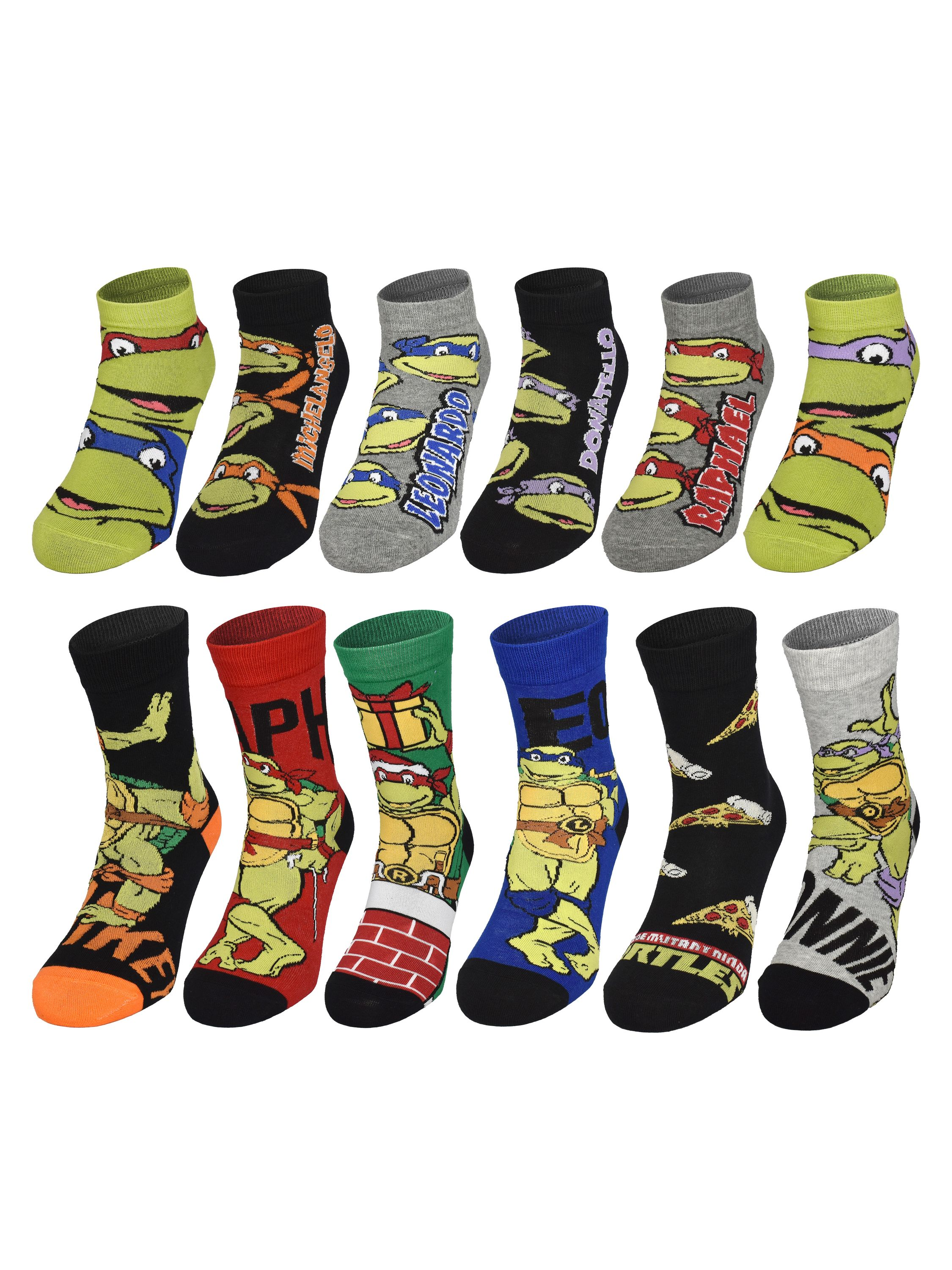 Eine Sammlung von Socken der Teenage Mutant Ninja Turtles. Jede Socke zeigt eine Schildkrötenfigur und ihren Namen.