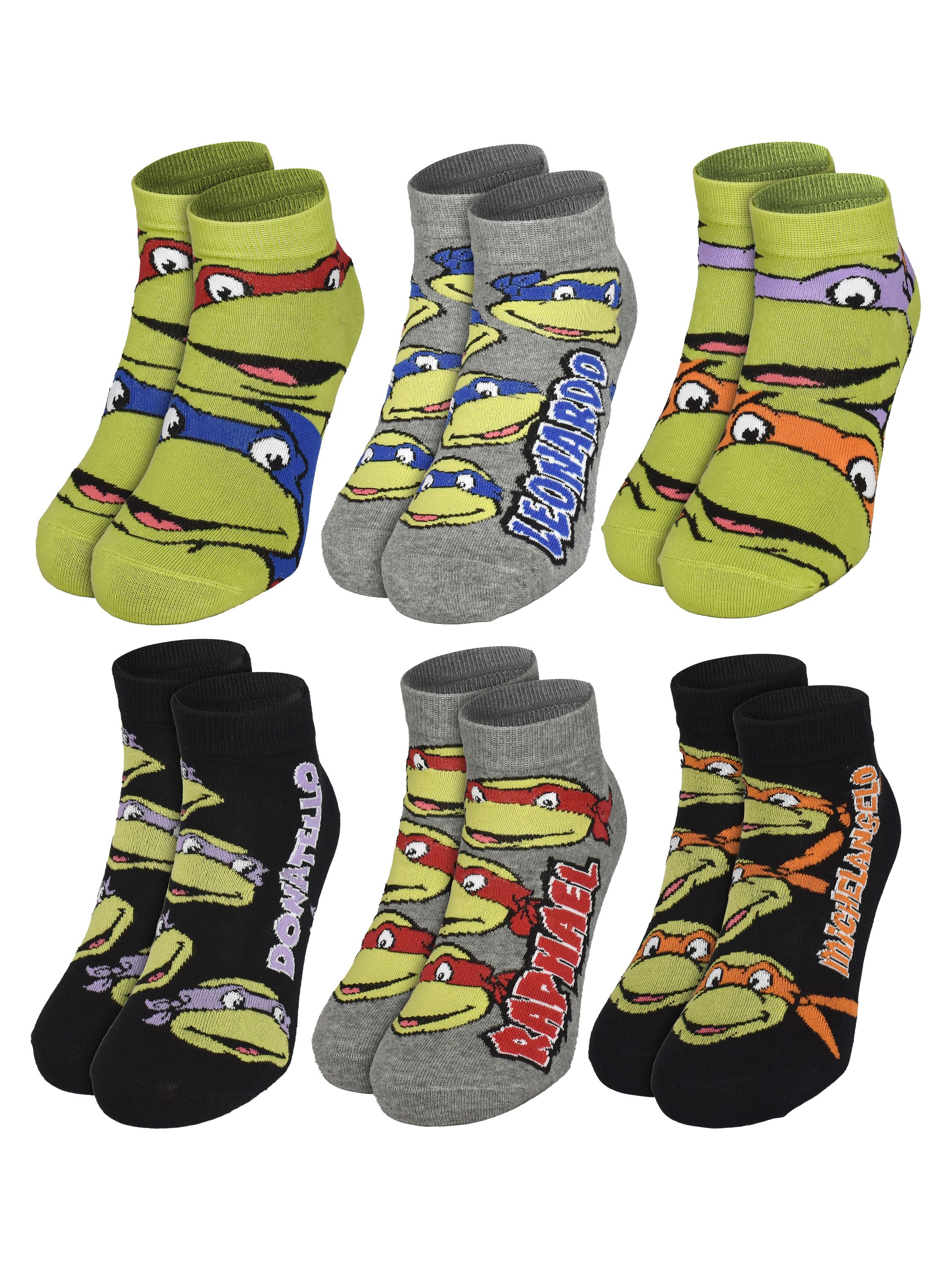 Das Bild zeigt mehrere Paare von Teenage Mutant Ninja Turtles-Socken. Jedes Paar hat ein anderes Zeichen und Farbschema.