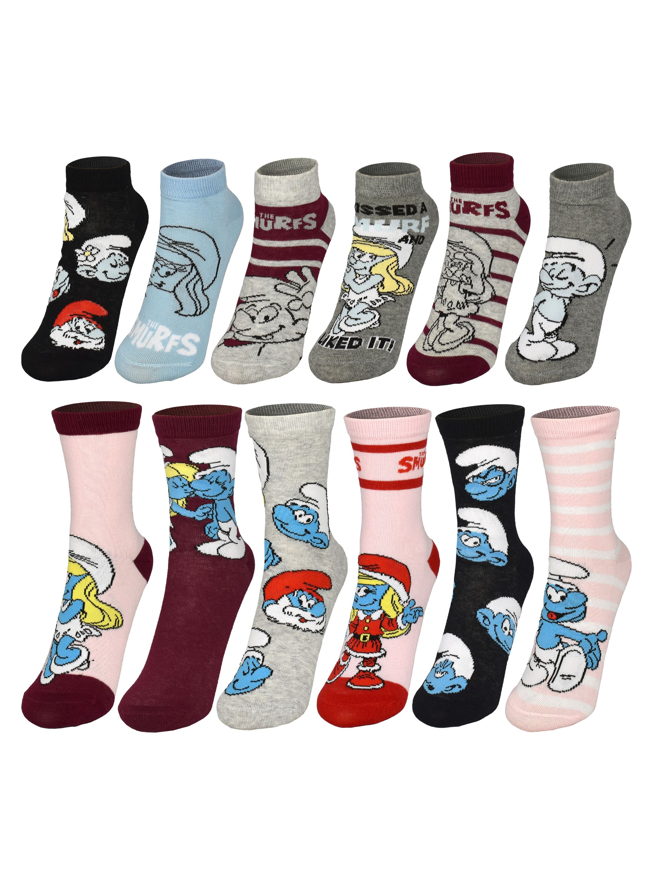 Zwölf Paar Socken mit Schlümpfen. Jede Socke zeigt Schlümpfe, mit verschiedenen Farben und Designs. Einige haben Streifen.