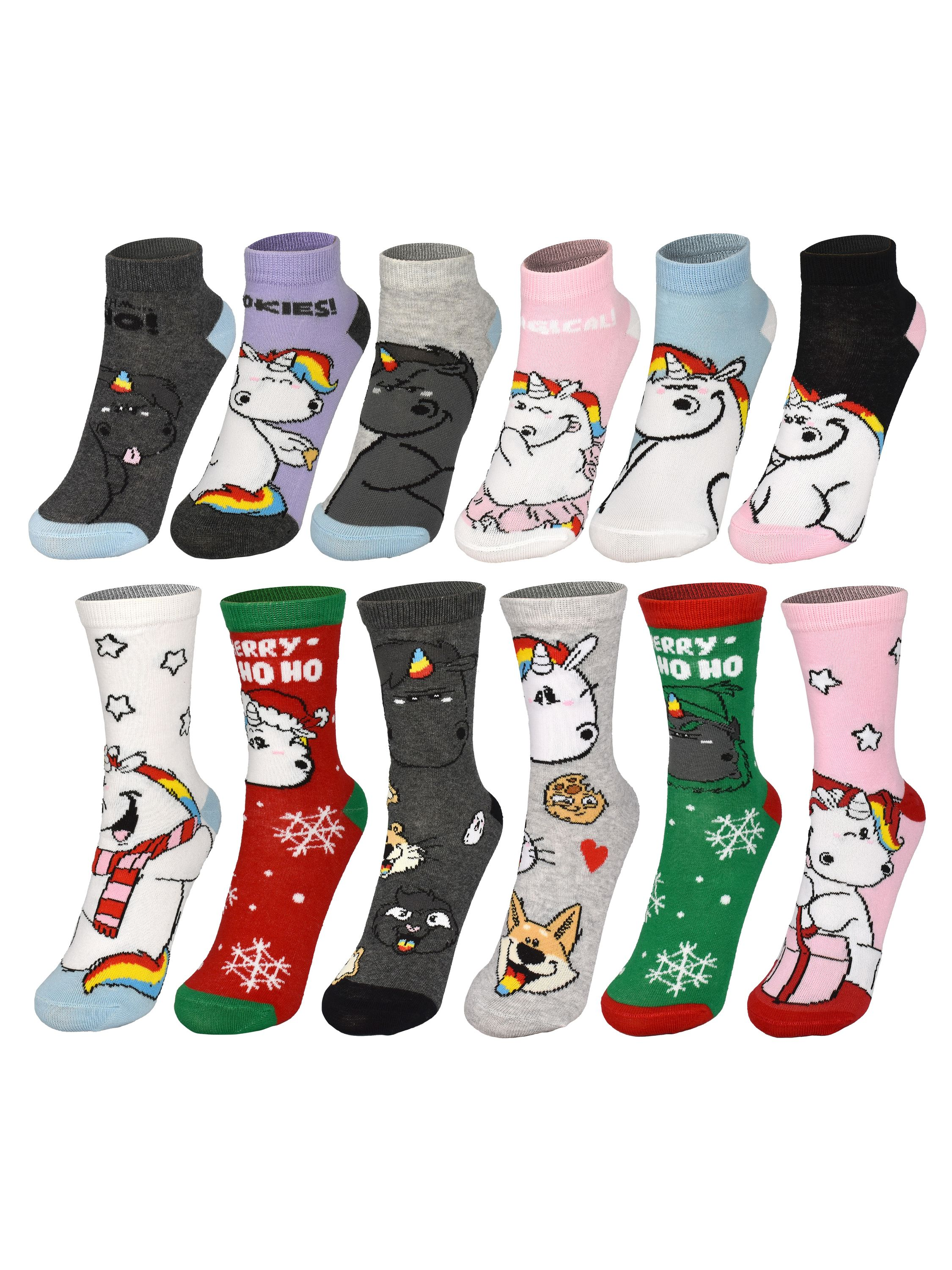 Sammlung verschiedener Socken mit Designs von Einhörnern, Hunden und Urlaubsthemen, auf weißem Hintergrund.