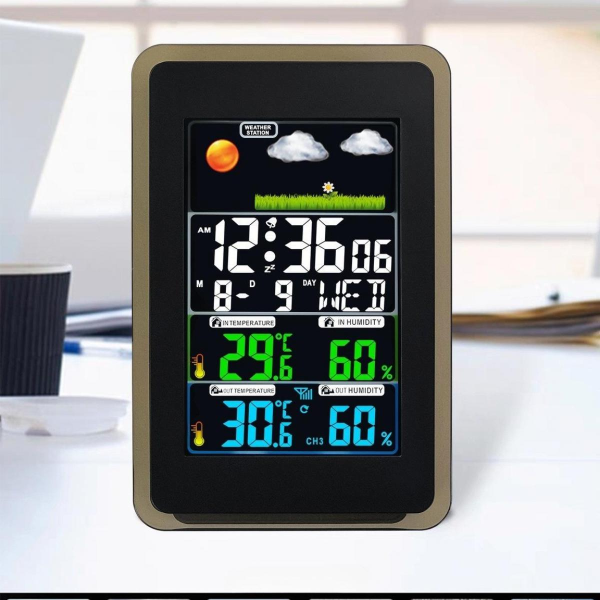 Eine Wetterstation zeigt Zeit, Datum, Temperatur und Luftfeuchtigkeit an. Es hat ein digitales Display mit Wettersymbolen und Celsius-Werten.