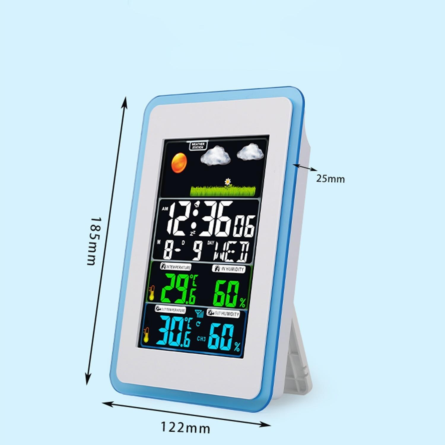 Eine digitale Wetterstation zeigt Uhrzeit, Datum, Innen- und Außentemperatur sowie Luftfeuchtigkeit an. Sie ist weiß mit blauem Rahmen.