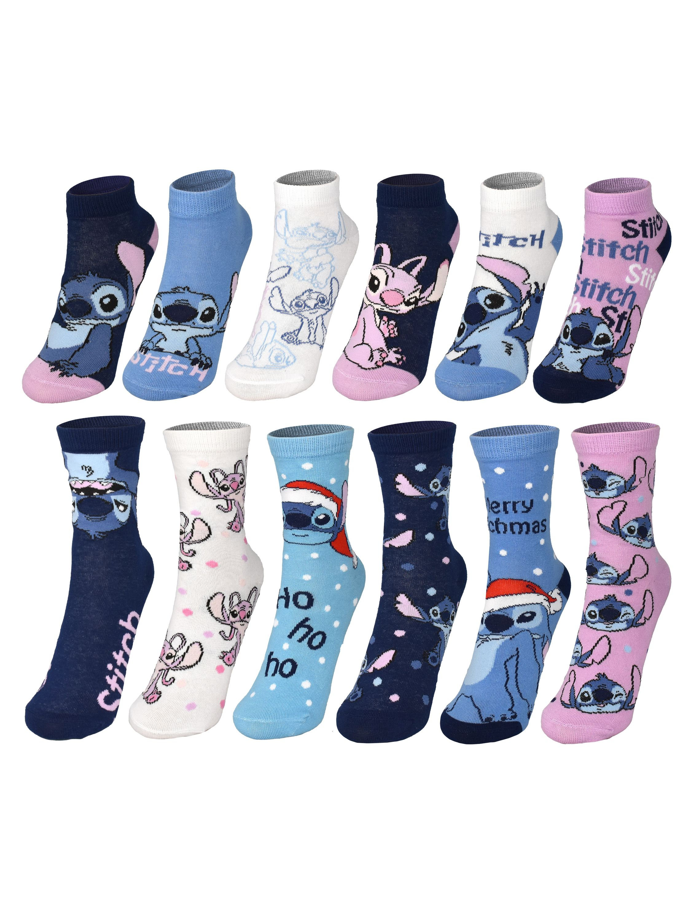 Eine Anzeige von zwölf Socken. Jede Socke zeigt die Figur Stitch in verschiedenen Farben und Designs, einige mit Weihnachtsmotiven.