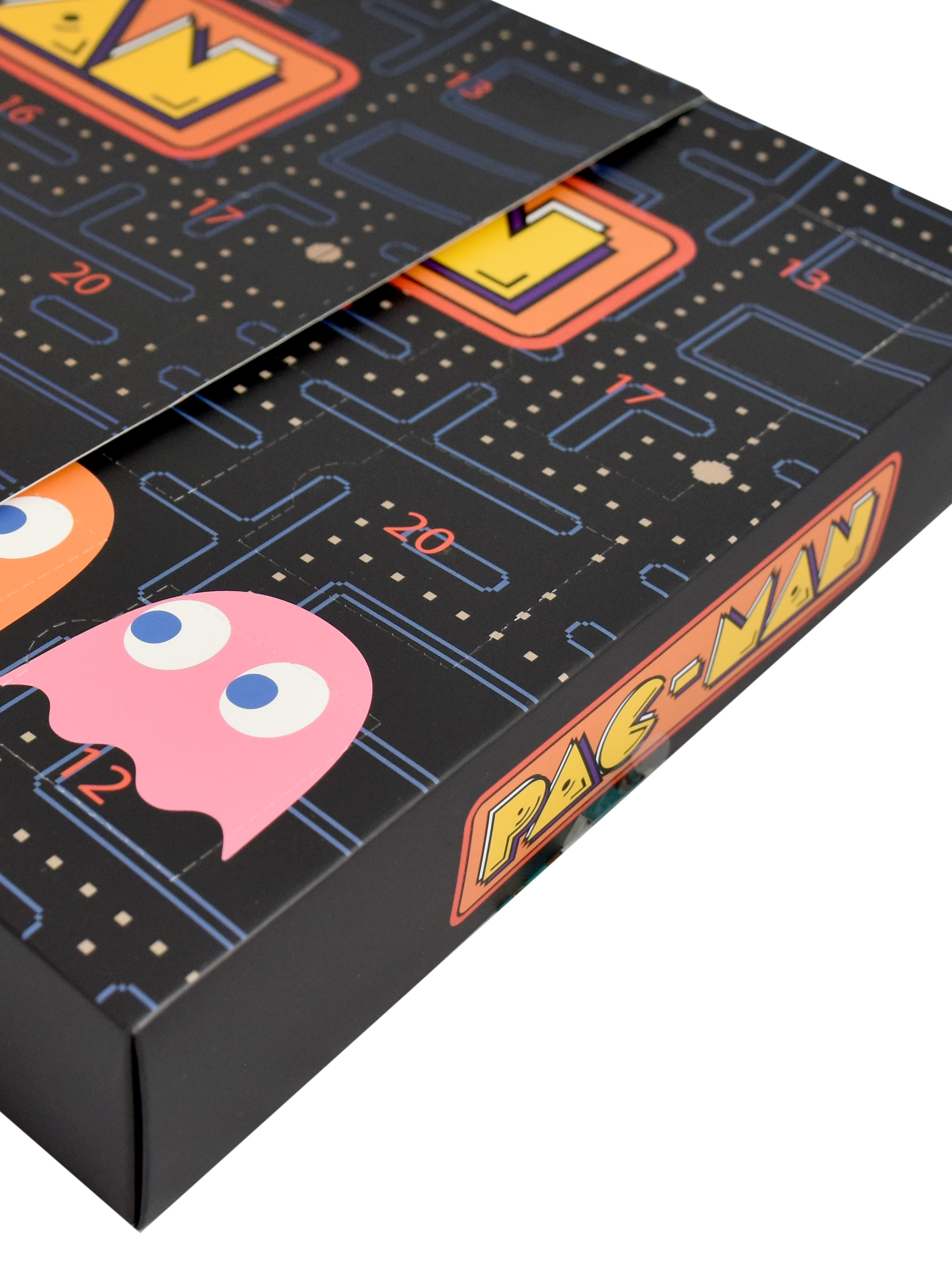Pac-Man Adventskalender. Schwarze Box mit Pac-Man-Grafiken. Zahlen und Geister sind sichtbar. Die Box ist teilweise geöffnet.