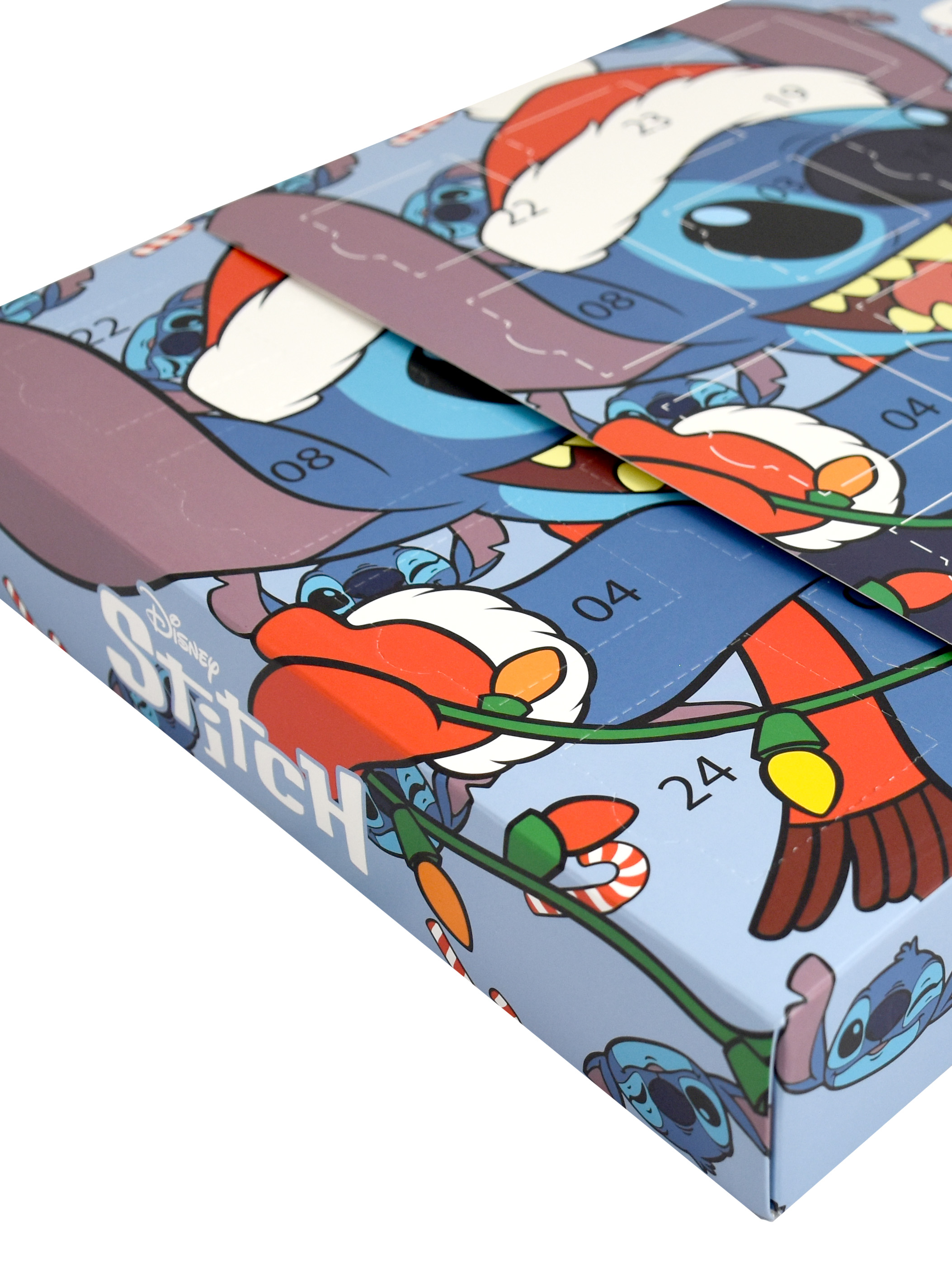 Ein Disney Stitch Adventskalender wird gezeigt. Die Box ist blau mit Stitch-Bildern, Zahlen und Weihnachtsdekorationen. Der Deckel ist teilweise geöffnet.