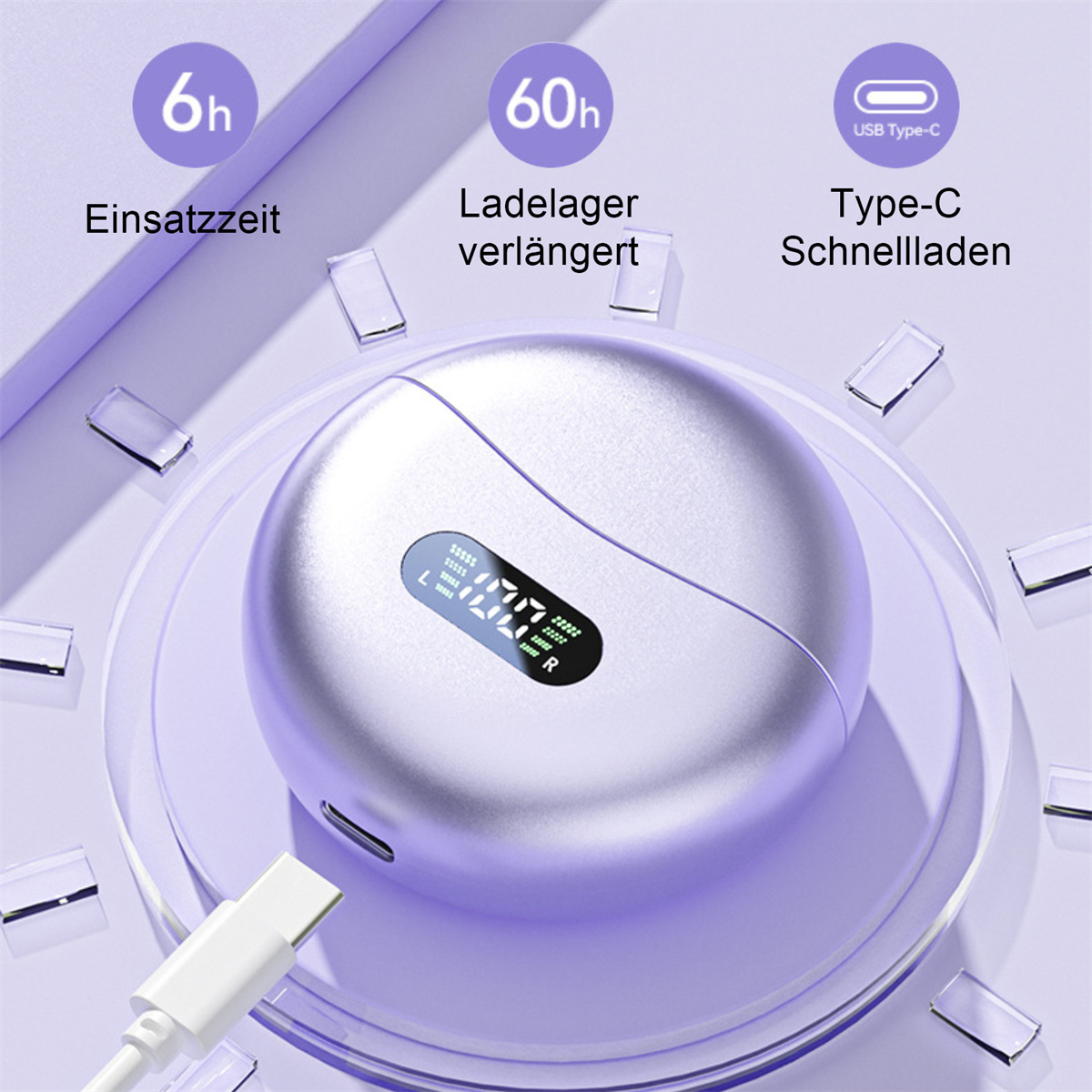 Ein silbernes Ohrhörer-Ladecase mit Digitalanzeige, einem USB-C-Kabel und Textbeschriftungen auf Deutsch, umgeben von Acrylblöcken.