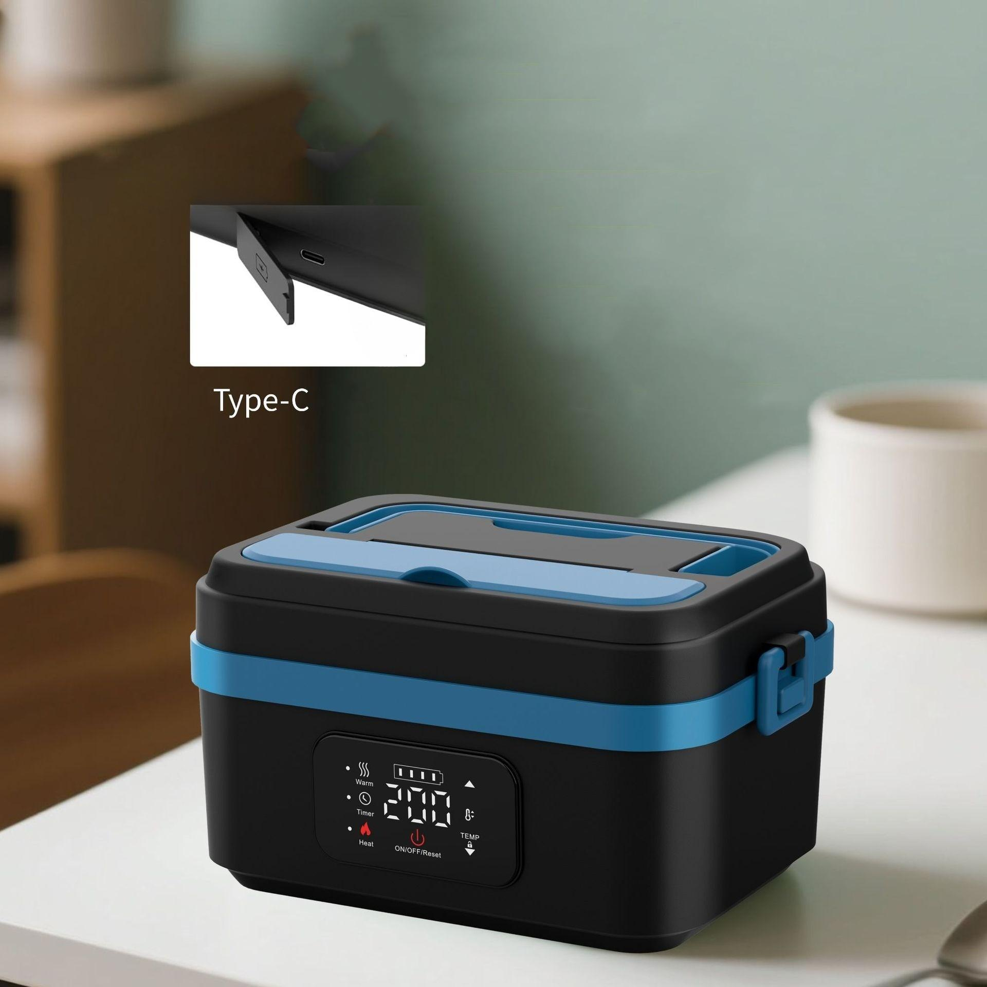 Schwarze und blaue Lunchbox mit Digitalanzeige. Sie hat einen Typ-C-Anschluss. Im Hintergrund steht eine weiße Tasse.