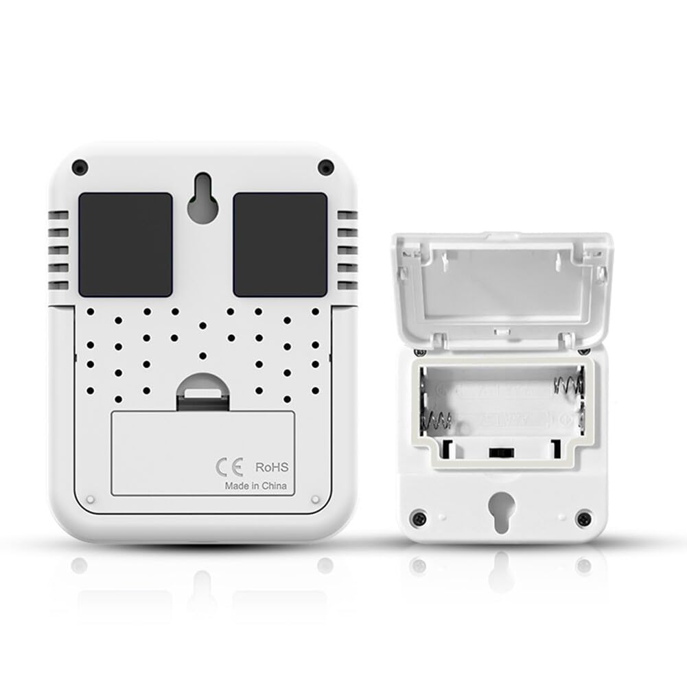 Zwei weiße elektronische Geräte. Eines ist offen und zeigt Batteriefächer. Das andere hat ein Aufhängeloch und zwei schwarze Quadrate.