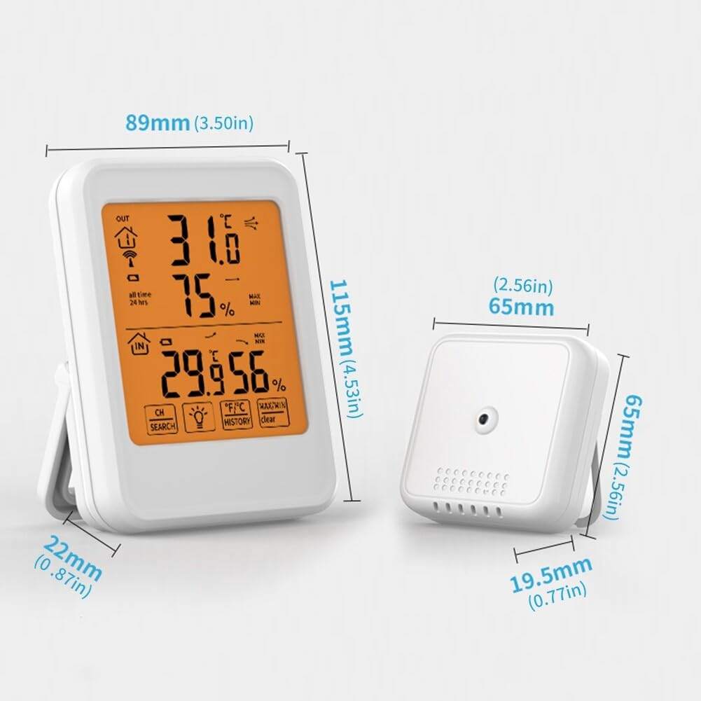 Ein digitales Thermometer mit weißem Rahmen, das Temperatur, Luftfeuchtigkeit und andere Messwerte anzeigt, sowie ein kleiner weißer Sensor.