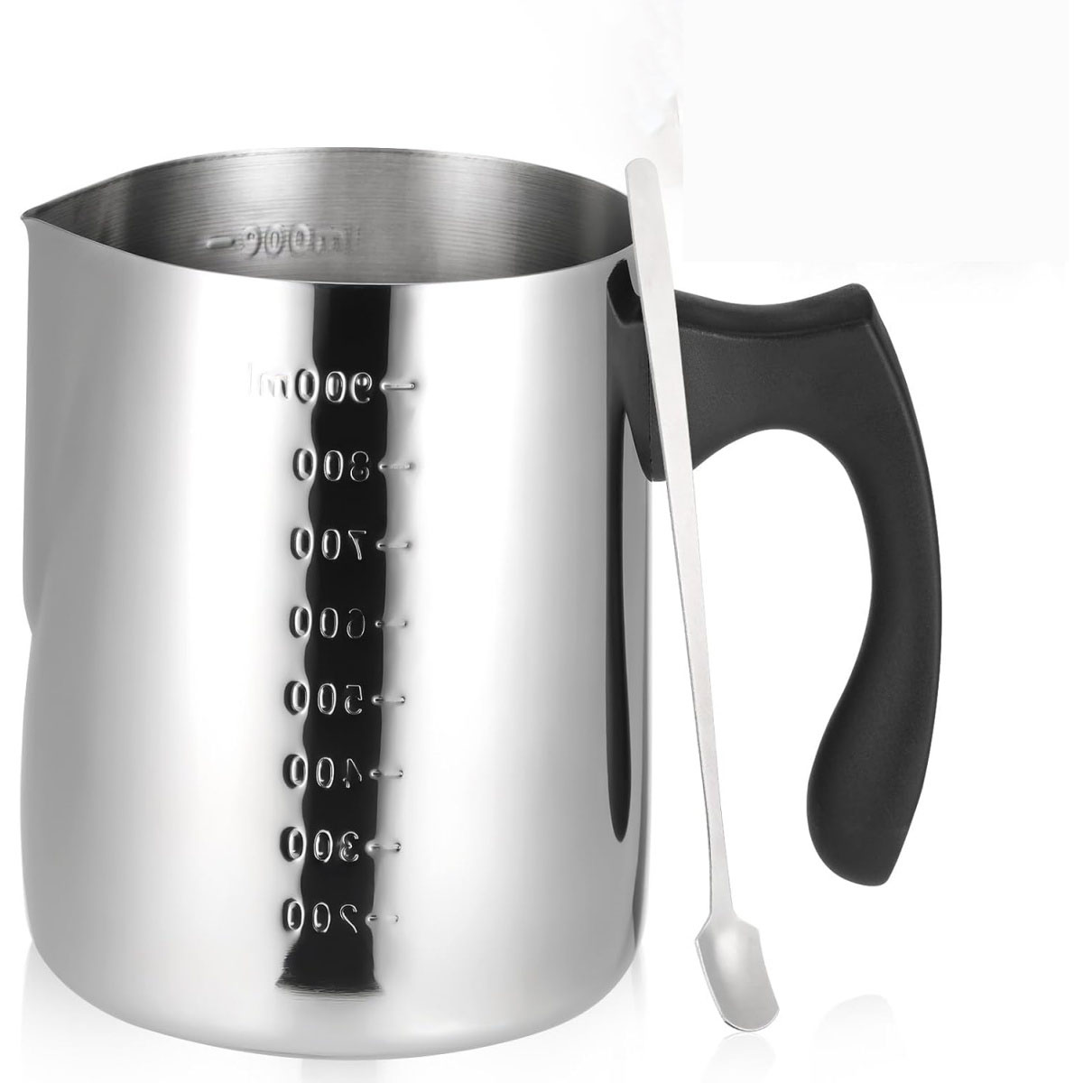 Ein Messbecher aus Edelstahl mit schwarzem Griff und einem silbernen Löffel. Er hat Volumenmarkierungen. Der Hintergrund ist weiß.