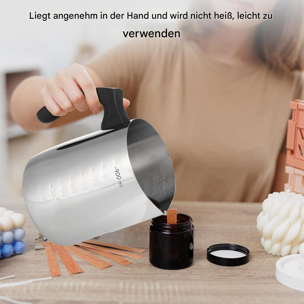 Eine Person gießt Flüssigkeit aus einem Messbecher in ein Glas mit einem Docht. Holzdochte und eine Kerze liegen auf dem Tisch. Der Krug ist silbern.