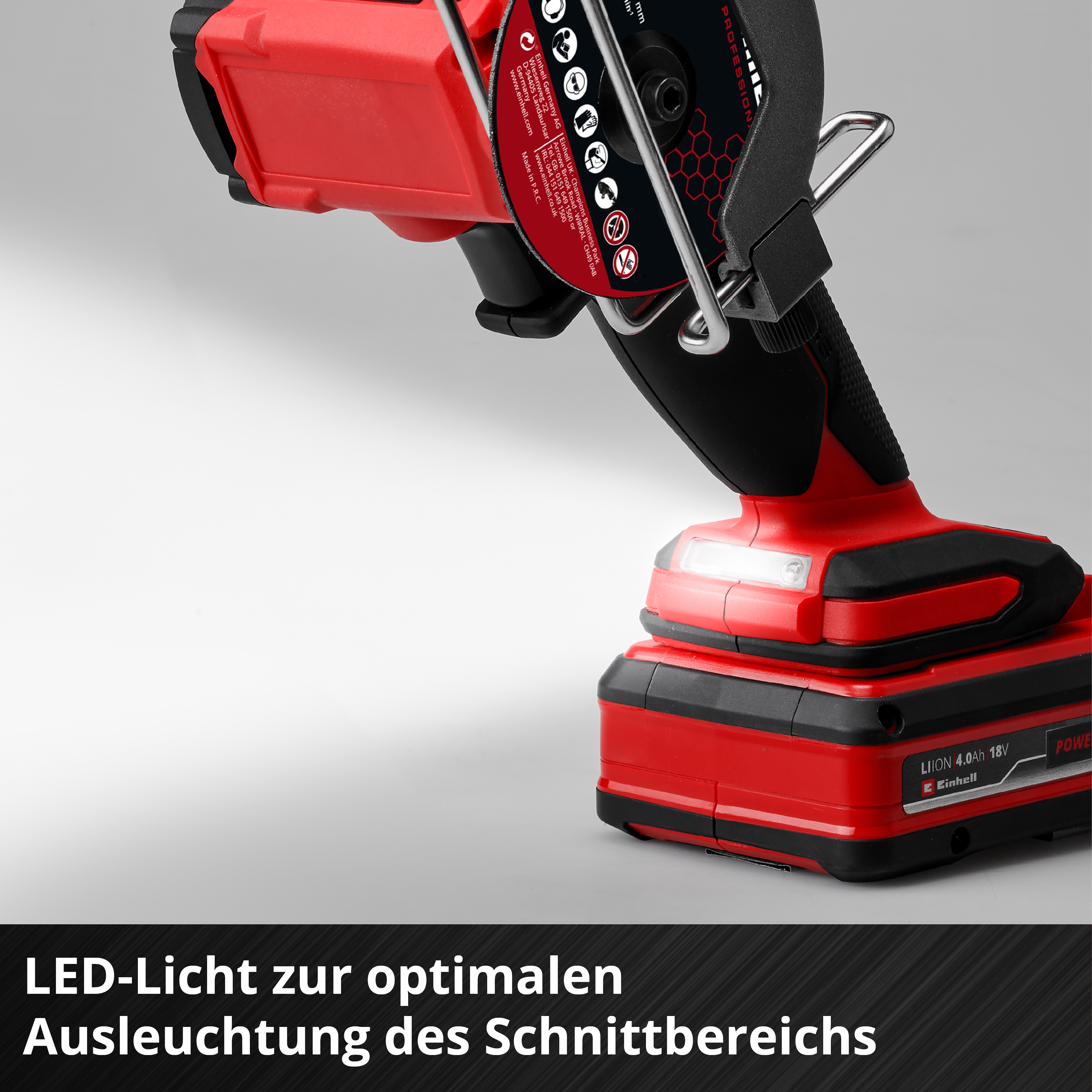 Rotes und schwarzes Elektrowerkzeug mit silbernem Klingenschutz, LED-Licht. Das Werkzeug befindet sich auf einem Hintergrund.