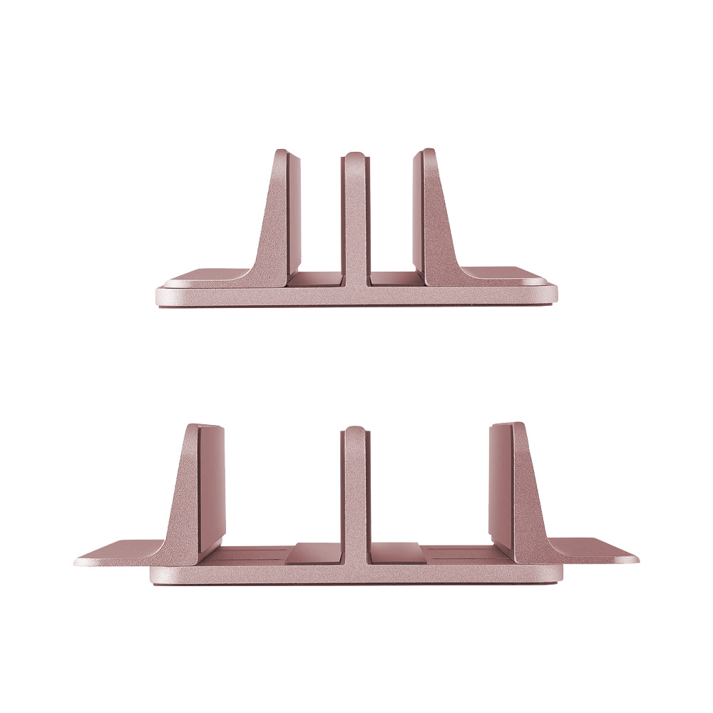 Sono mostrati due supporti per laptop in metallo color oro rosa. Ogni supporto ha tre supporti verticali e una base orizzontale.